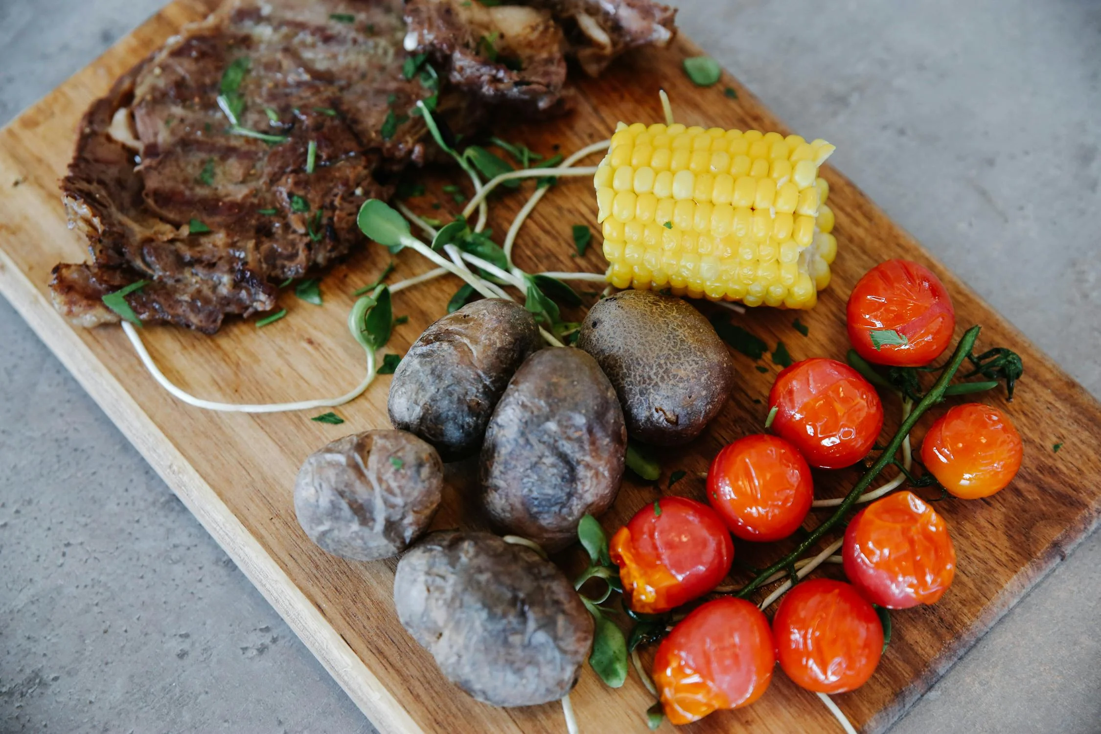 Un steak avec des légumes | Source : Pexels