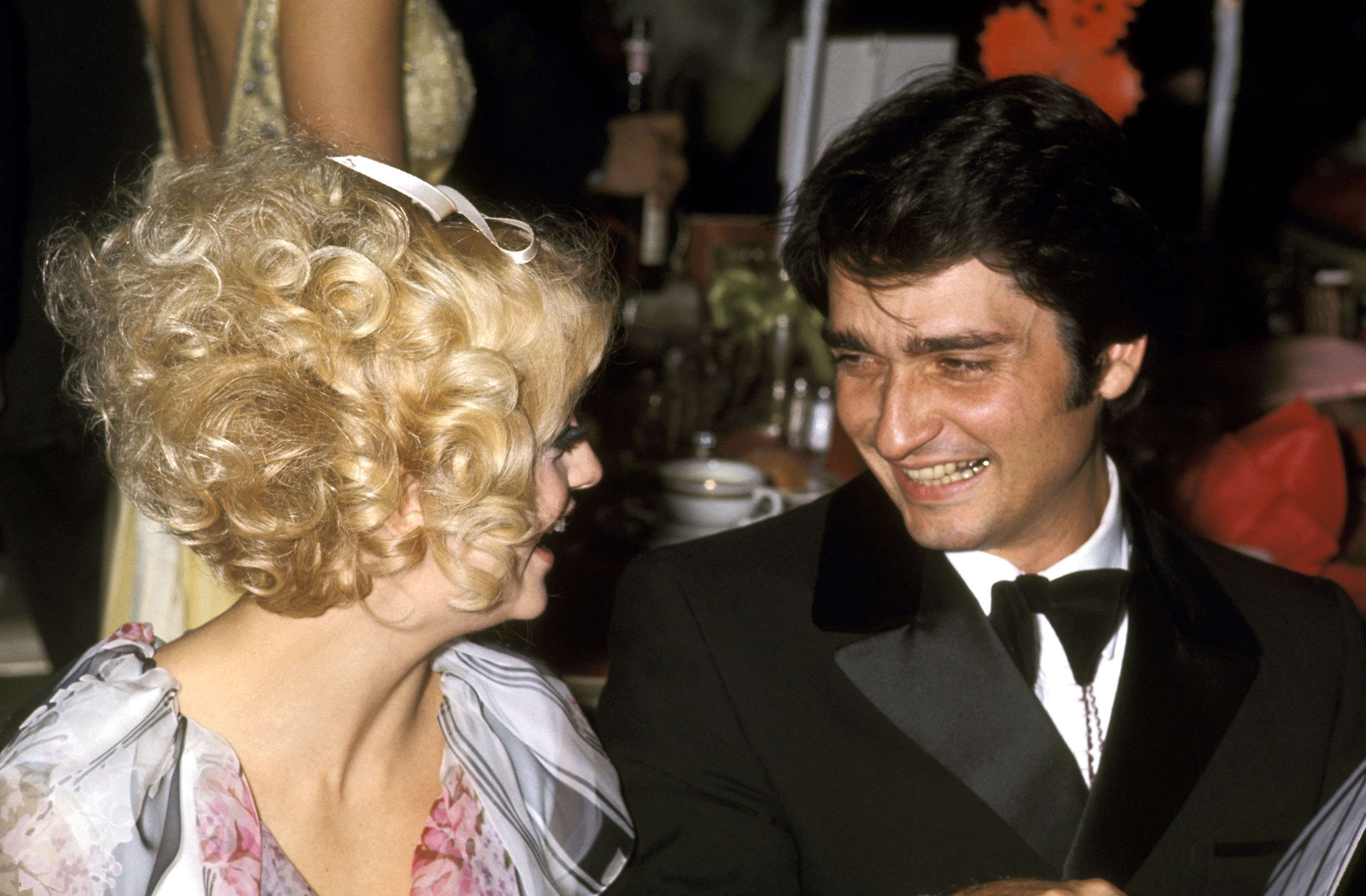 Goldie Hawn et Gus Trikonis lors de la première de "Fleur de cactus" le 15 décembre 1969 | Source : Getty Images