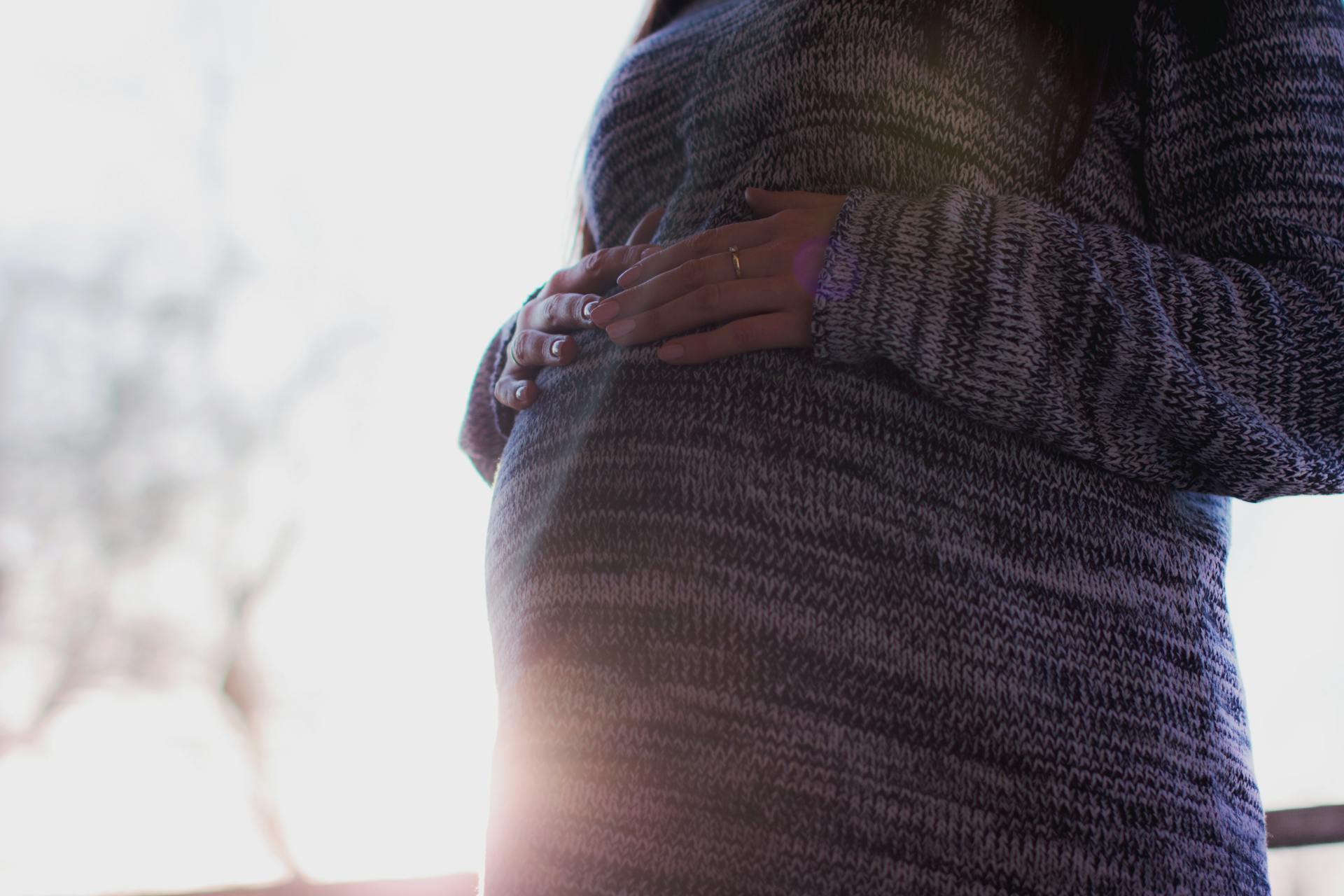 Une femme enceinte qui touche son ventre | Source : Pexels