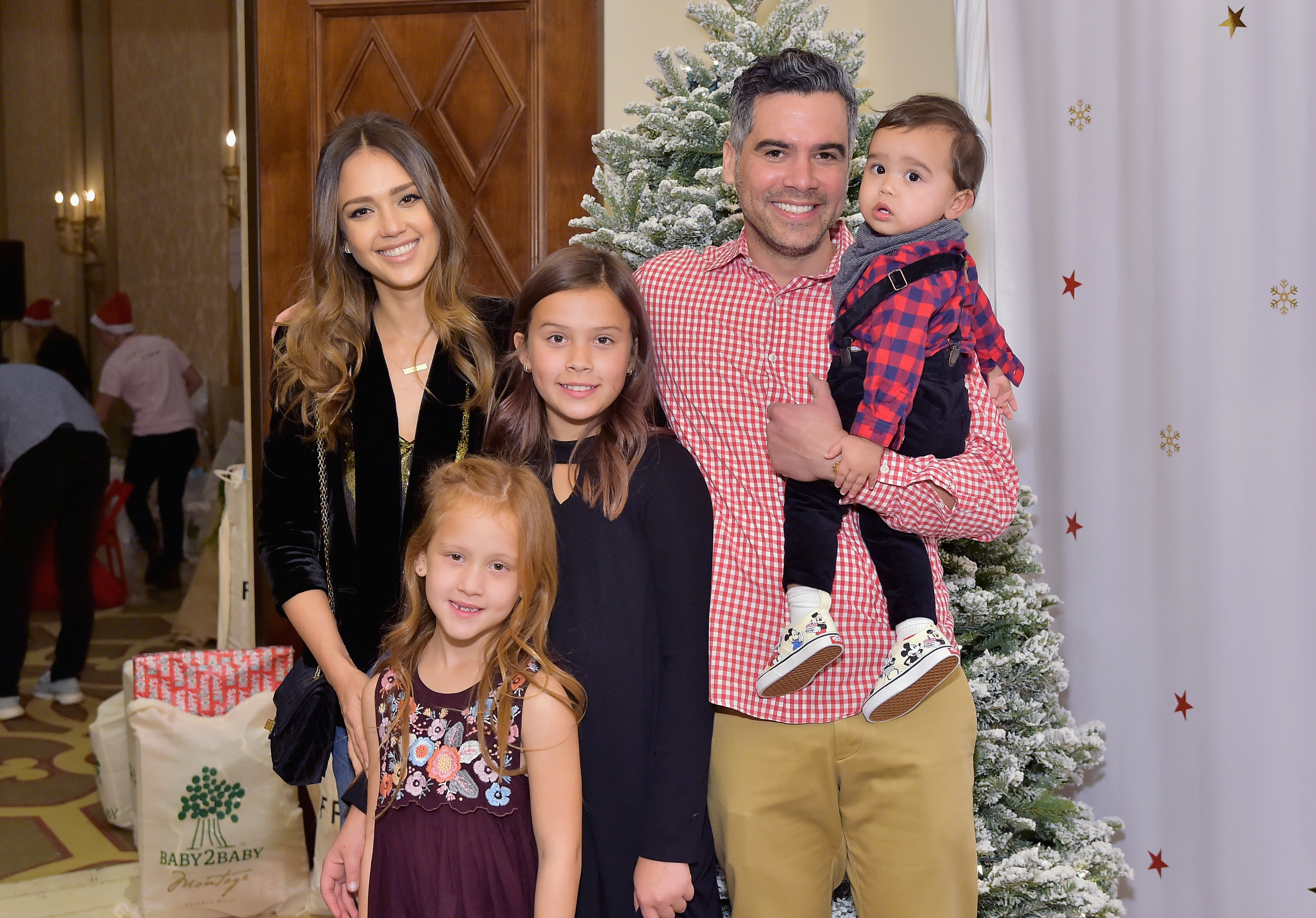 Jessica Alba et Cash Warren, avec leurs enfants Haven, Honor et Hayes, assistent à la fête de fin d'année de Baby2Baby le 16 décembre 2018 | Source : Getty Images