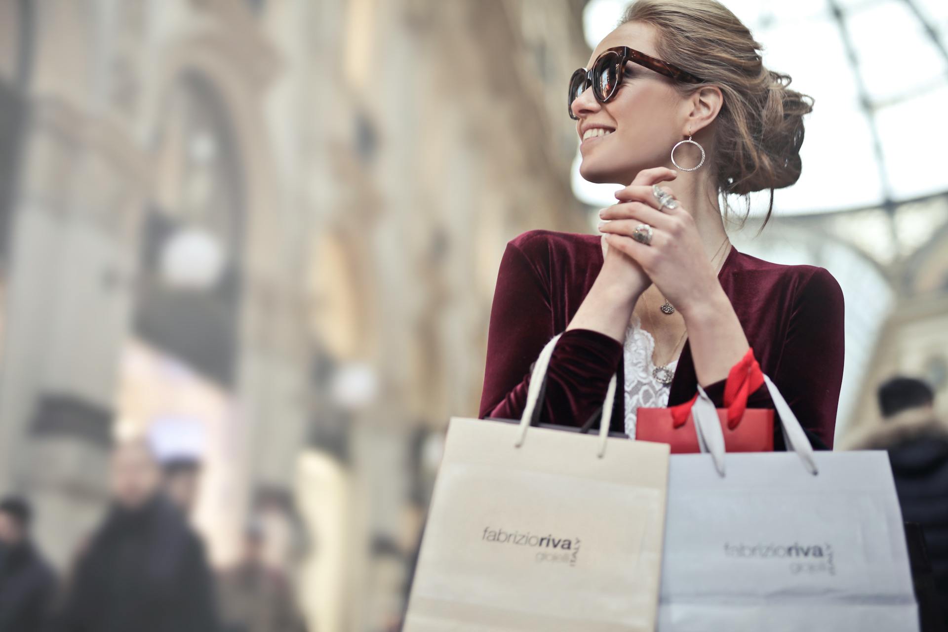 Une femme tenant des sacs de courses | Source : Pexels
