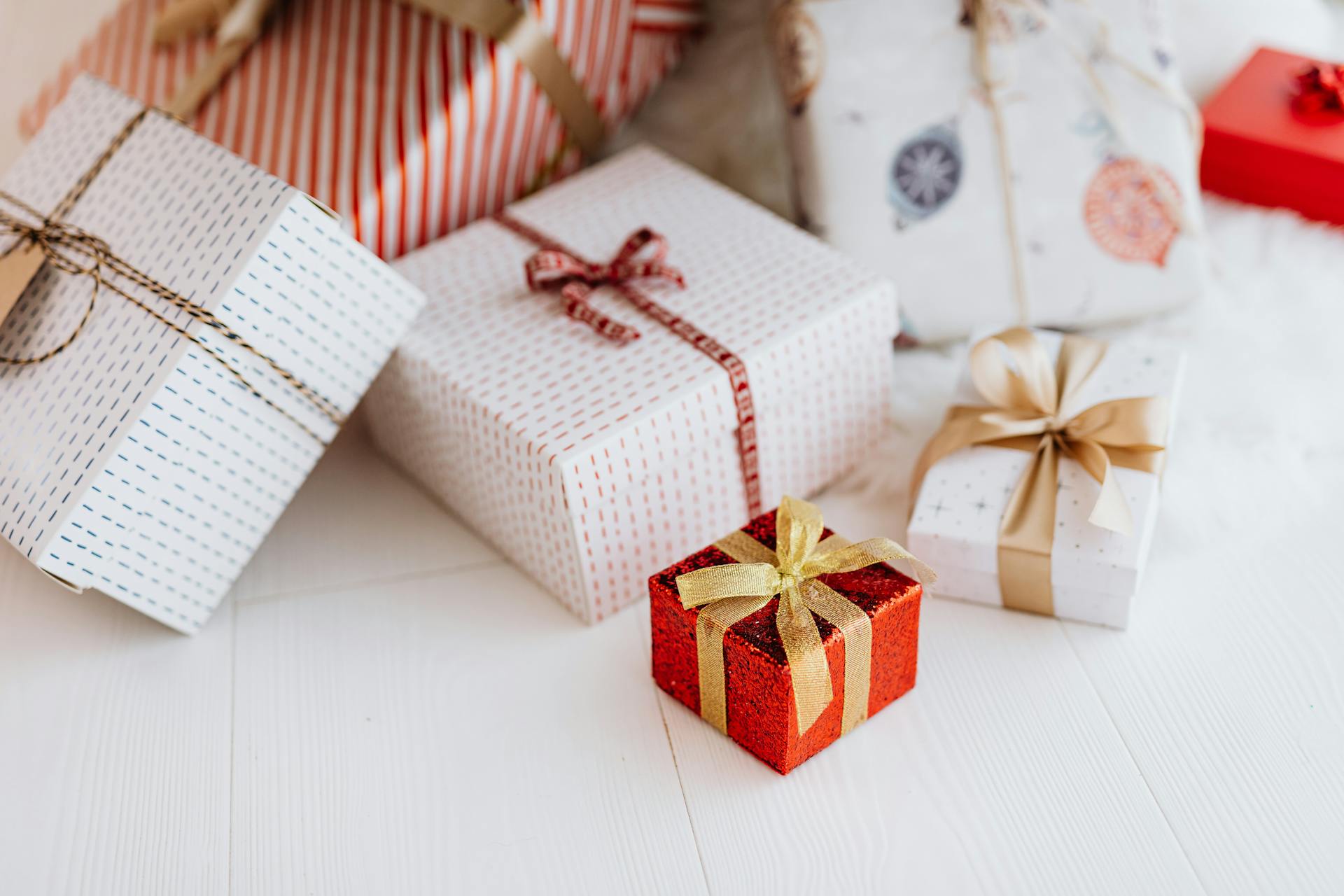 Cadeaux sous un sapin de Noël | Source : Pexels