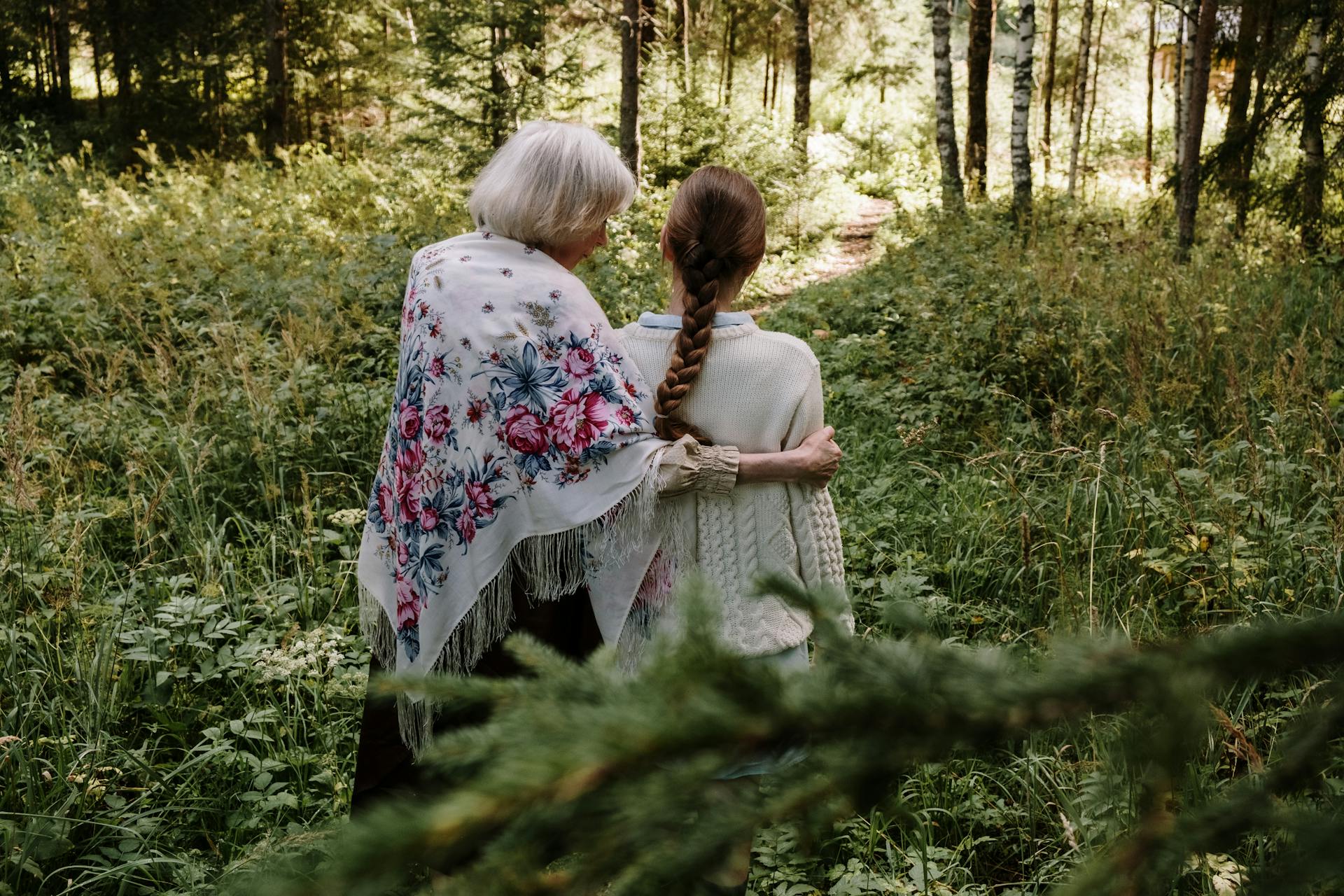 Une adolescente et sa grand-mère marchant en plein air | Source : Pexels