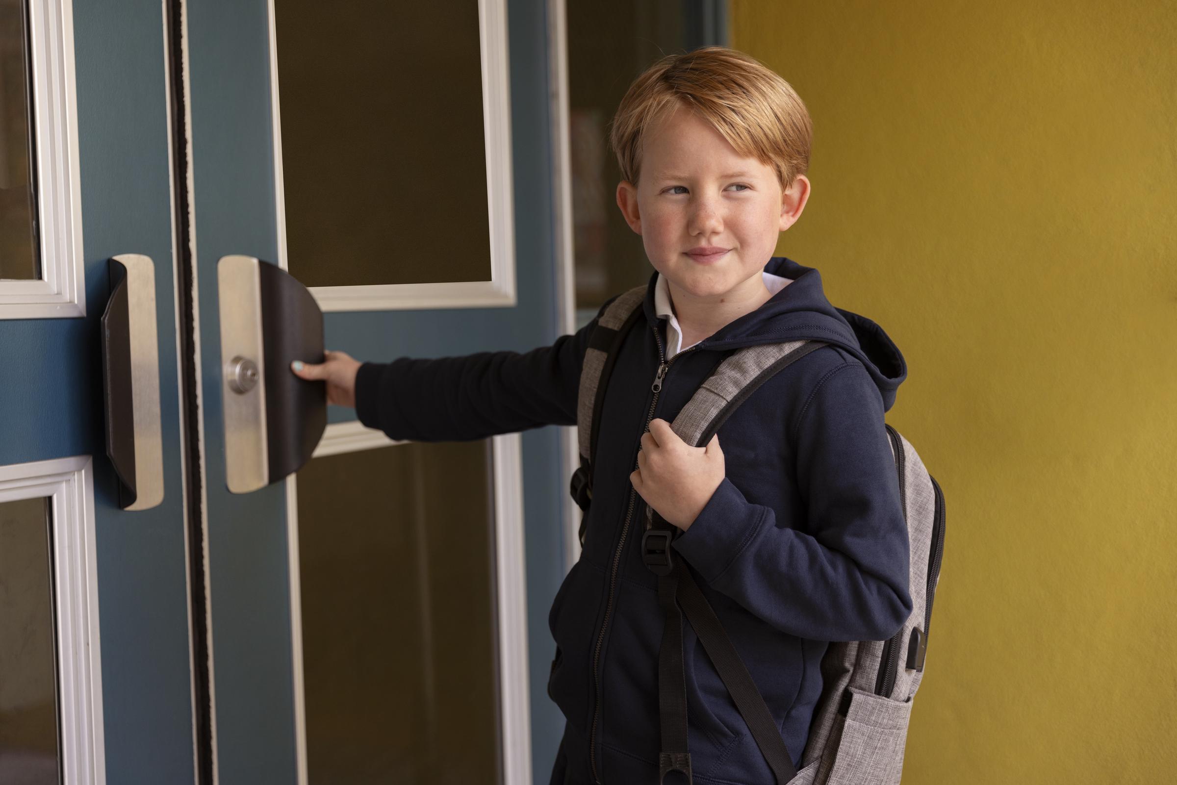 Un enfant en route pour son premier jour d'école | Source : Magnific