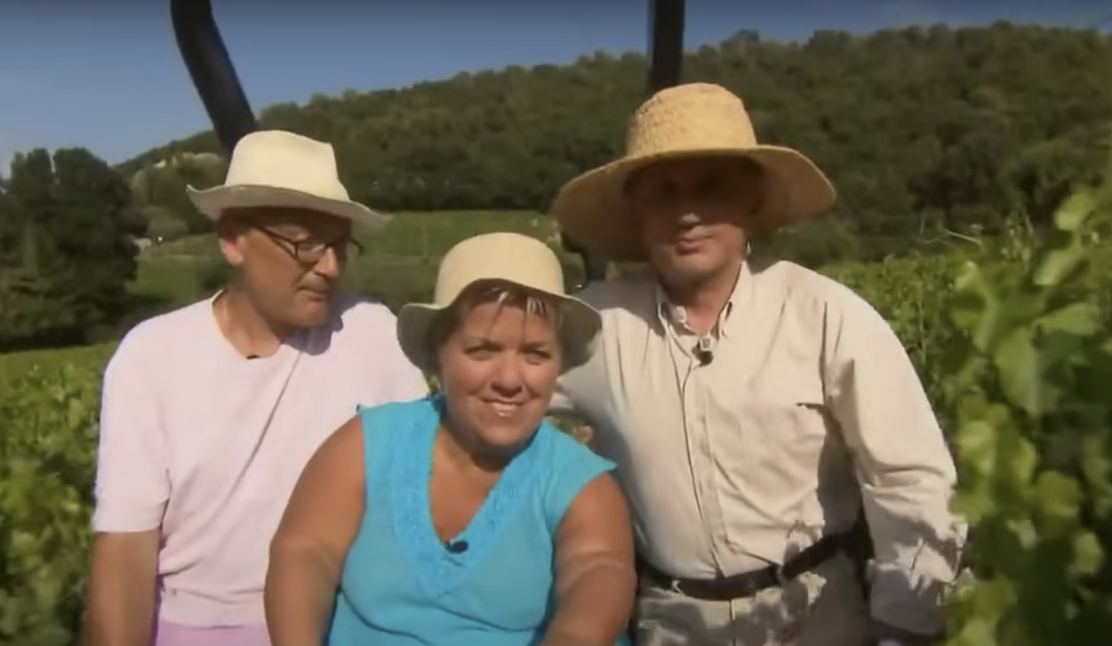 Mimie Mathy et son mari accompagnés de Michel Drucker dans leur maison l Source : YouTube