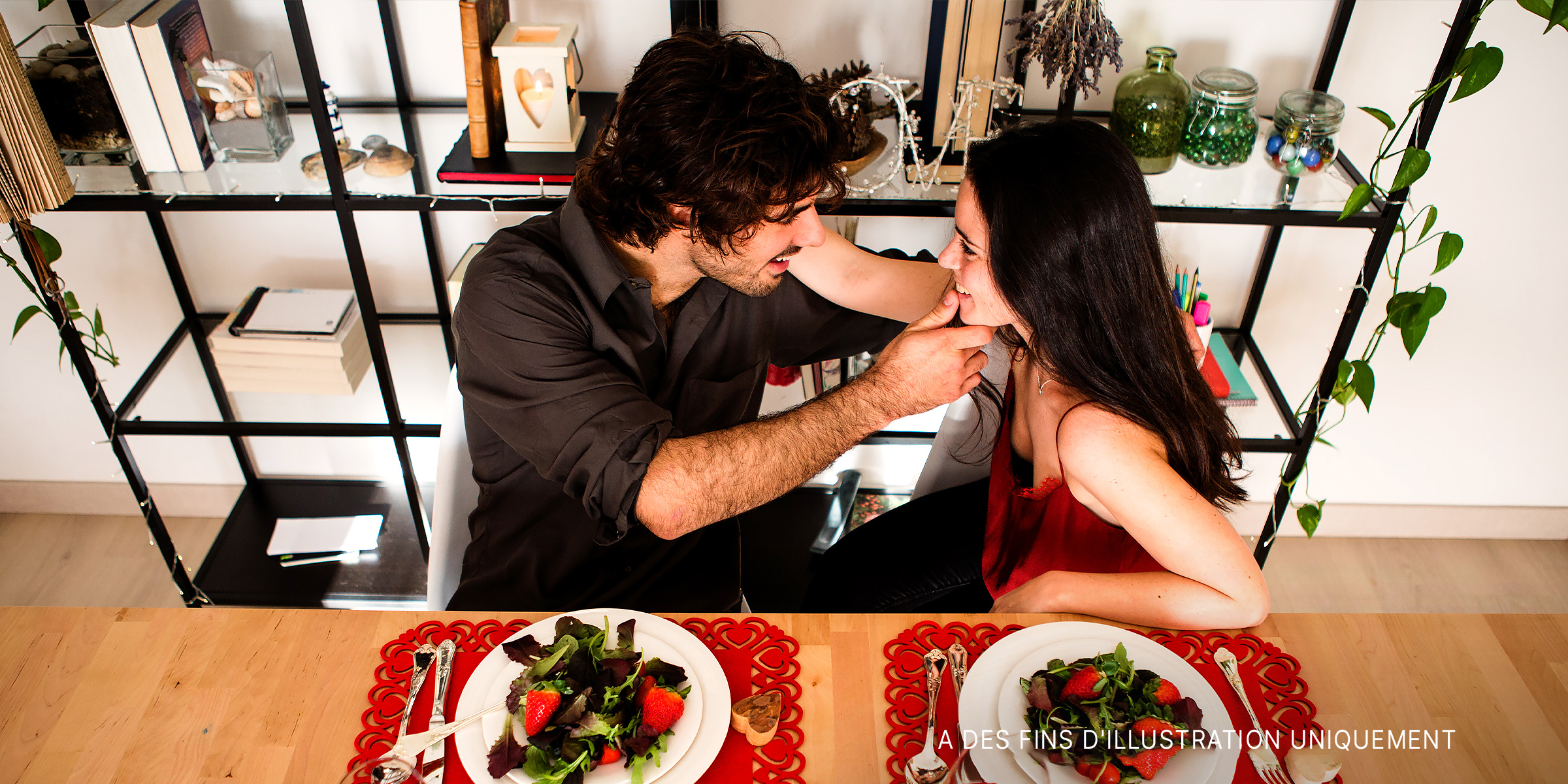 Un couple se touchant lors d'un dîner romantique | Source : Flickr.com