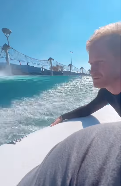 Le prince Harry vu en train de surfer en Californie, daté du 16 octobre 2024 | Source : Instagram/raimanaworld