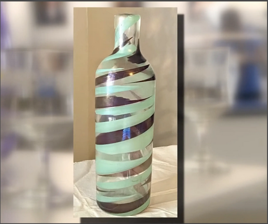 Le vase en verre italien rare | Source : Youtube.com/@WUSA9news