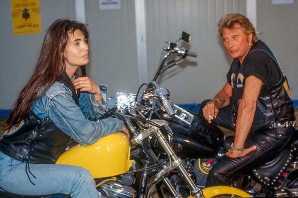 Johnny Hallyday et Adeline Blondieau à la Desperados Biker Trophy, le 4 juin 1994 à Carpentras, France. |Photo : Getty Images