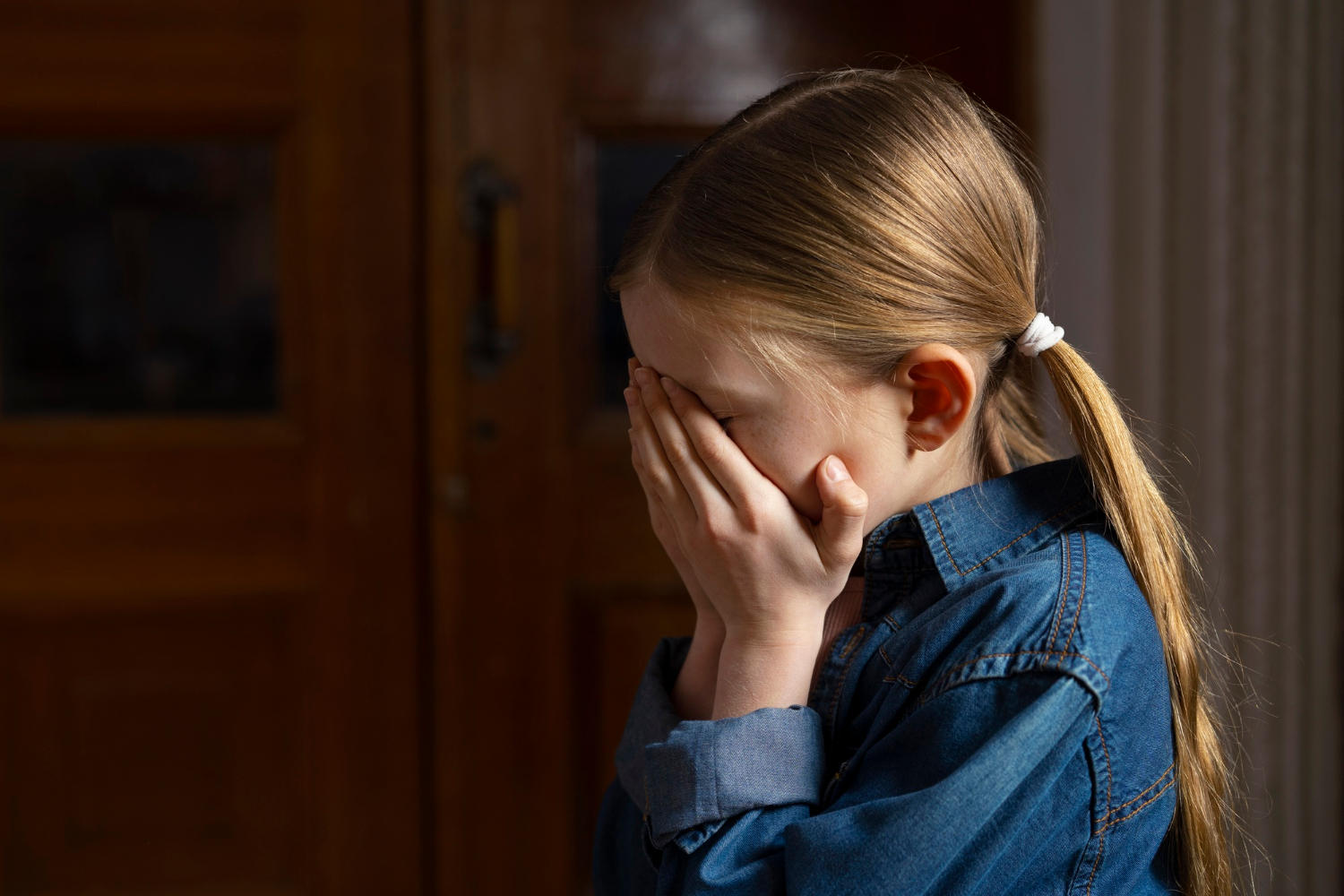 Une petite fille au cœur brisé qui pleure | Source : Freepik