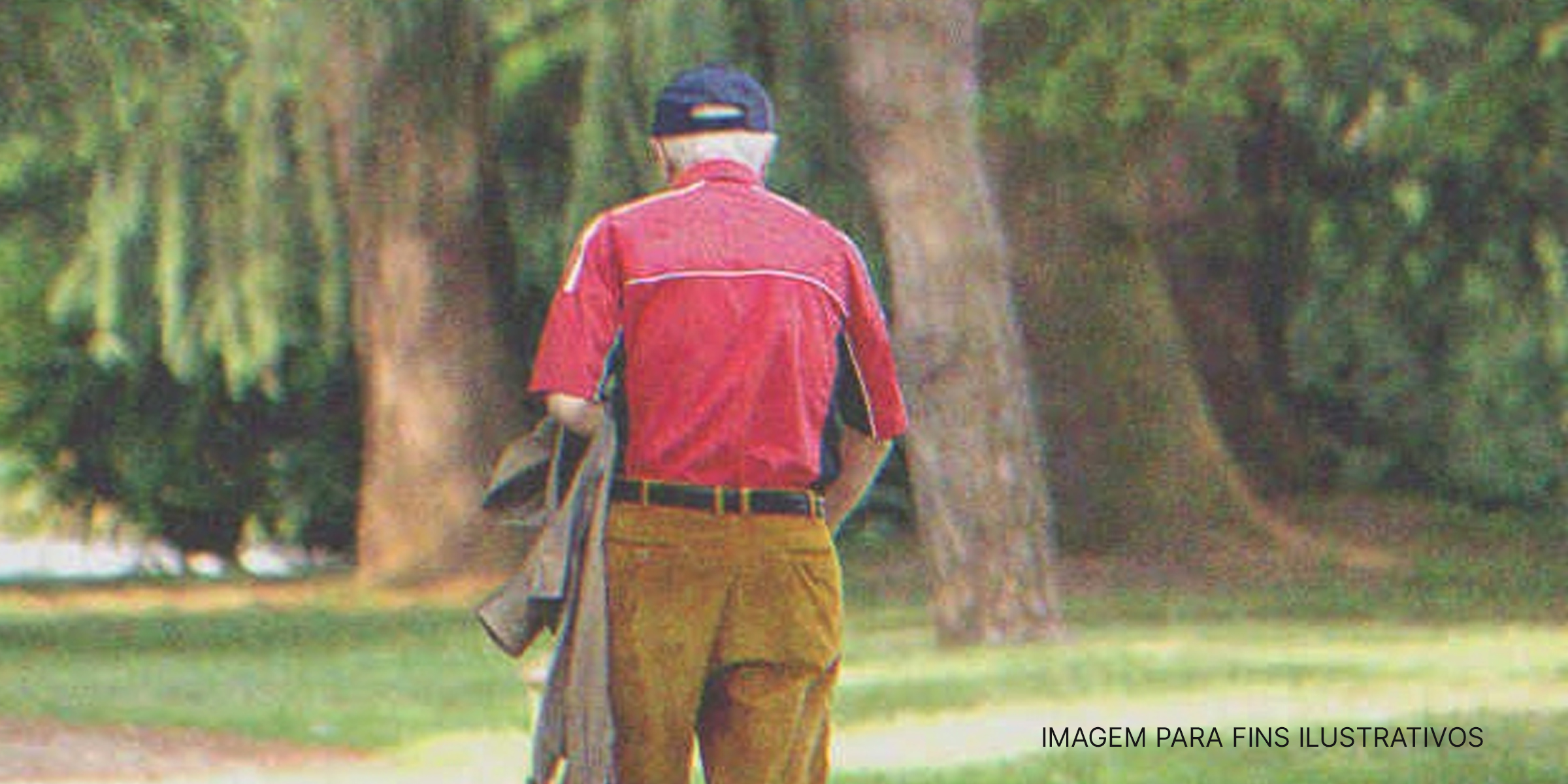 Homem idoso de costas. | Foto: Shutterstock