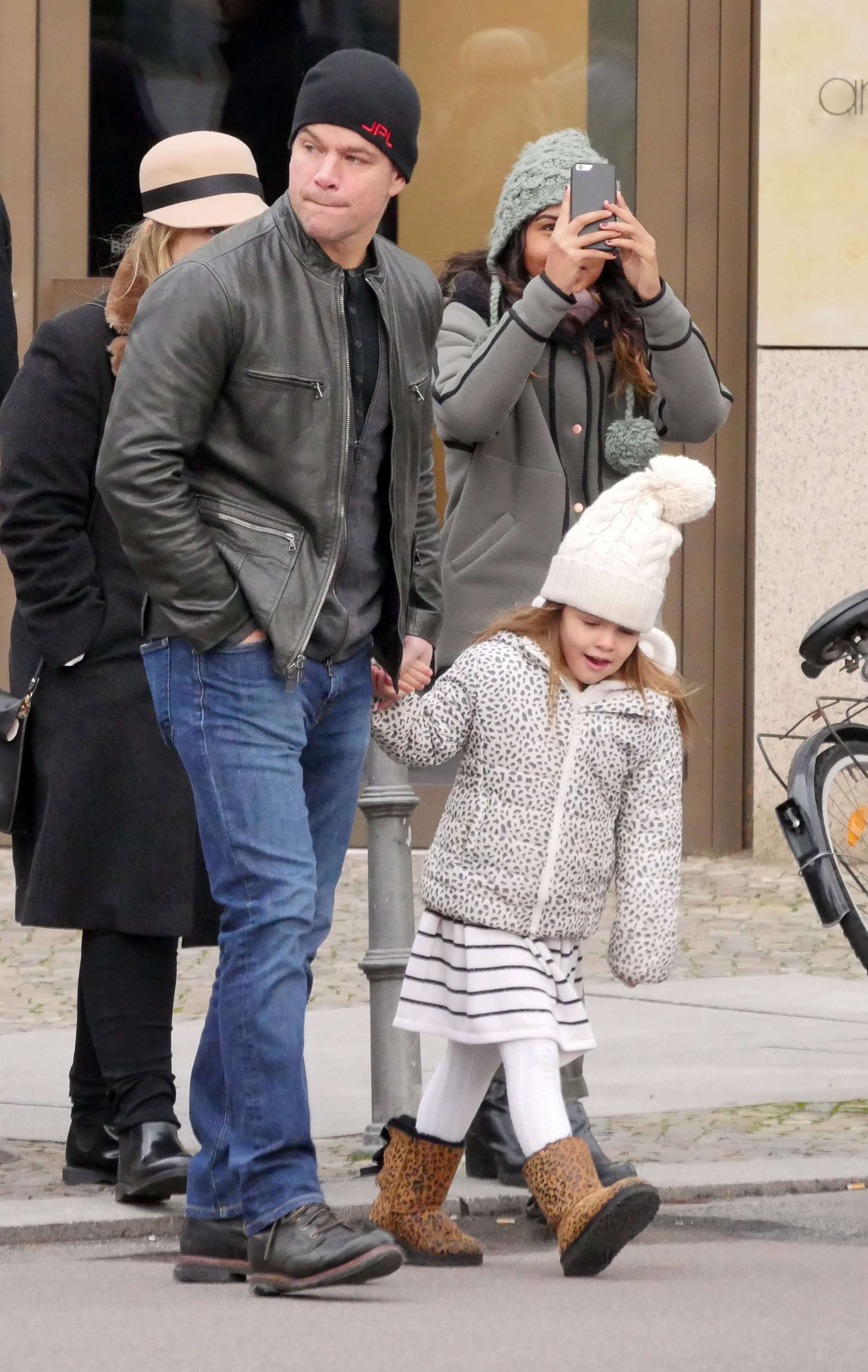 Matt Damon et sa famille se promènent à Berlin-Mitte le 22 novembre 2015 à Berlin, Allemagne | Source : Getty Images