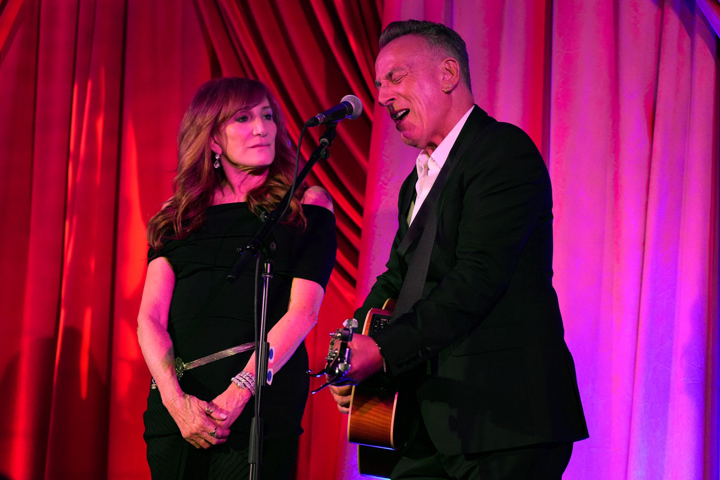 Patti Scialfa et Bruce Springsteen se produisant lors de la cérémonie inaugurale des prix Albie de la Fondation Clooney pour la justice, le 29 septembre 2022, à New York. | Source : Getty Images