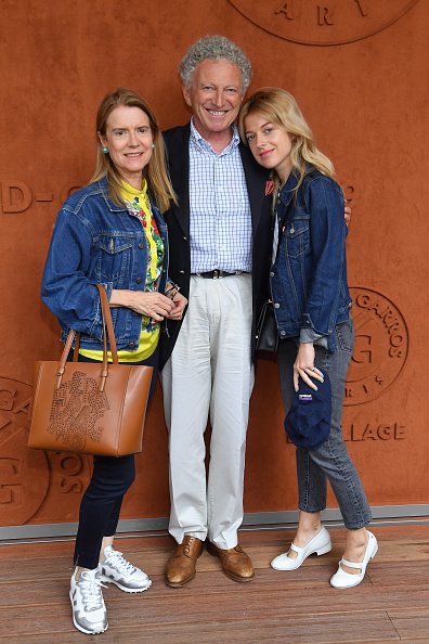 Nelson Monfort avec son épouse Dominique Monfort et leur fille Victoria Monfort assister à l'Open de tennis français 2019 - Jour 5 à Roland Garros à Paris, France. | Photo : Getty Images