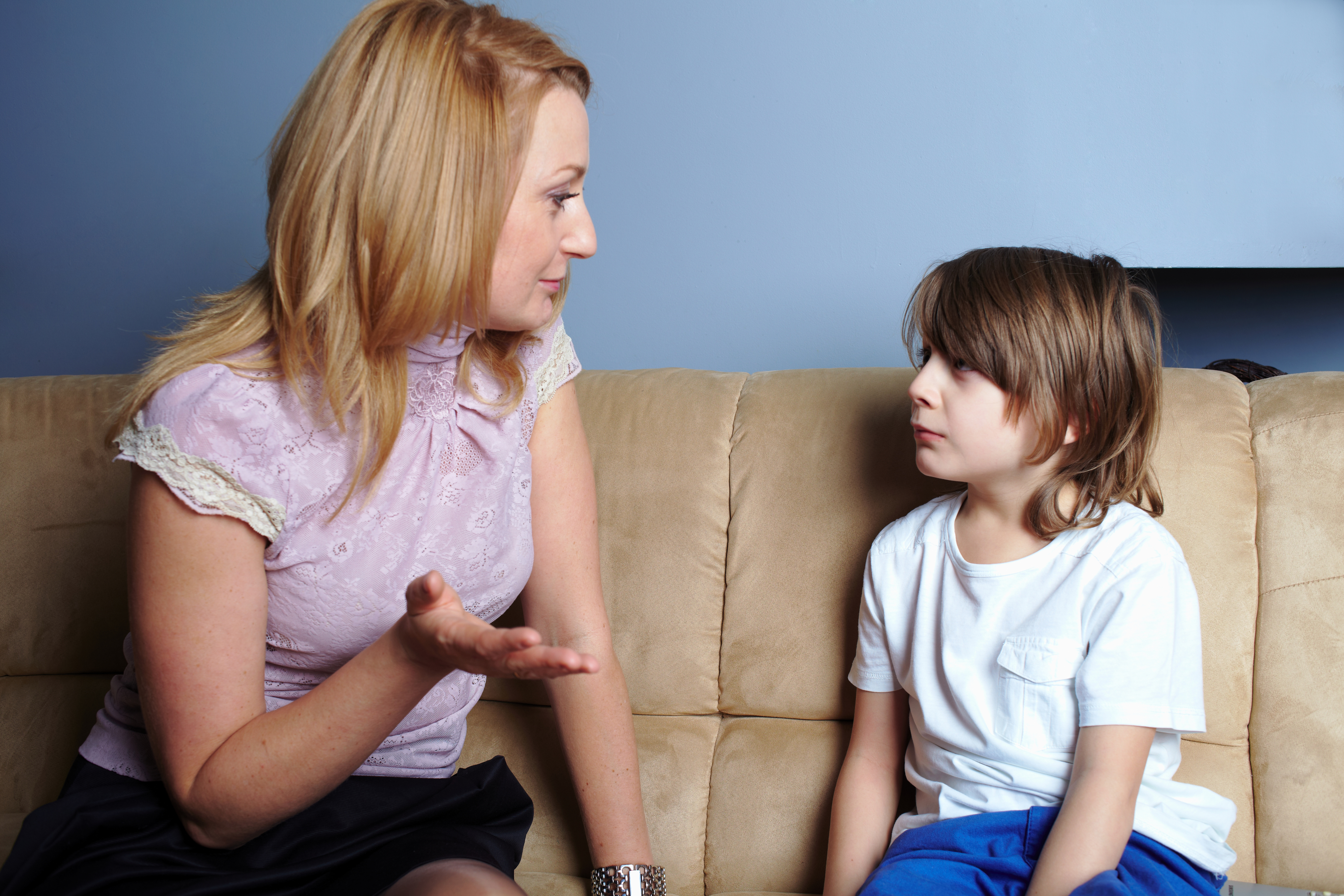 Une mère ayant une conversation avec son fils | Source : Shutterstock