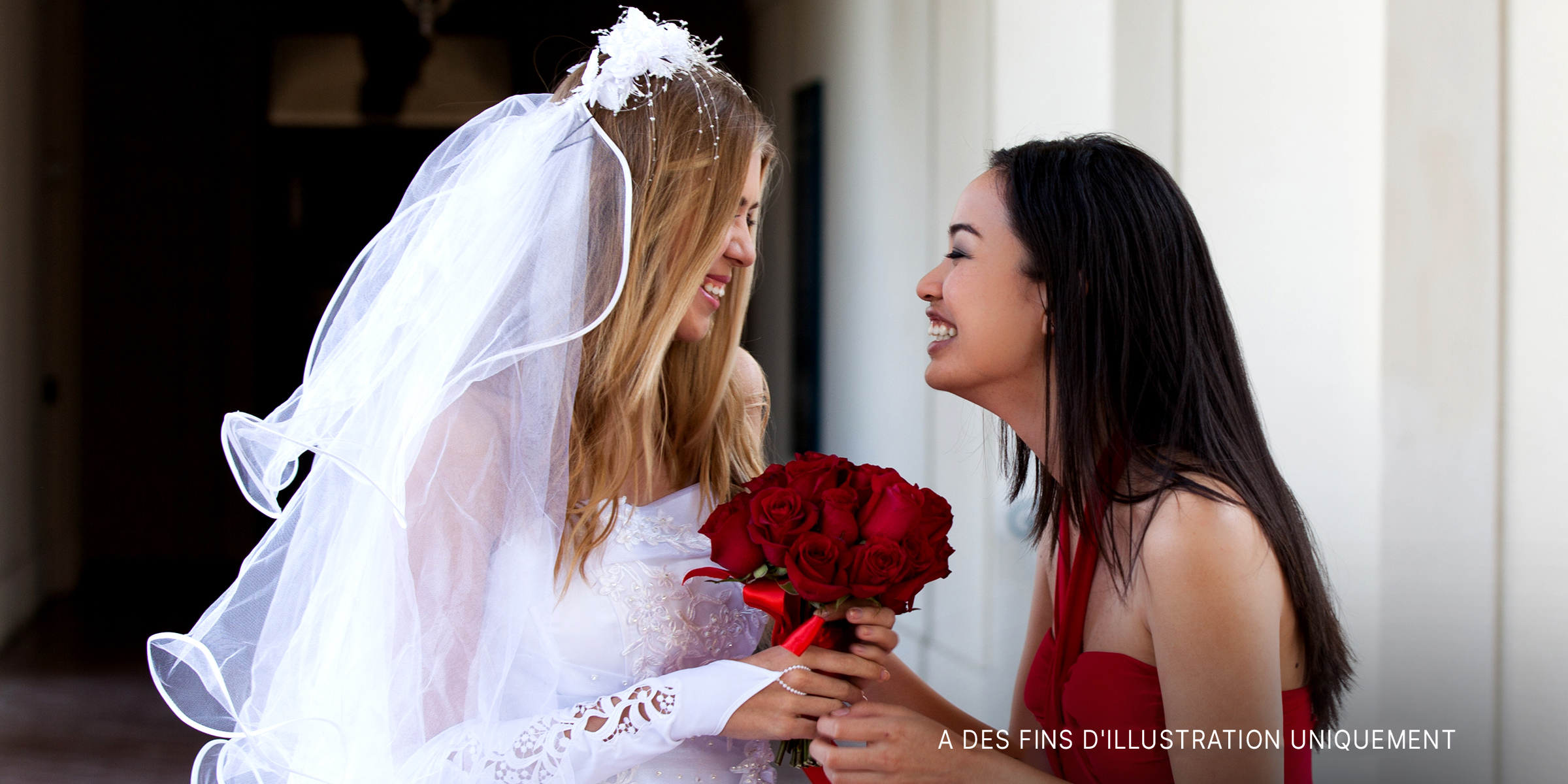 Une mariée et une demoiselle d'honneur qui rient | Source : Shutterstock