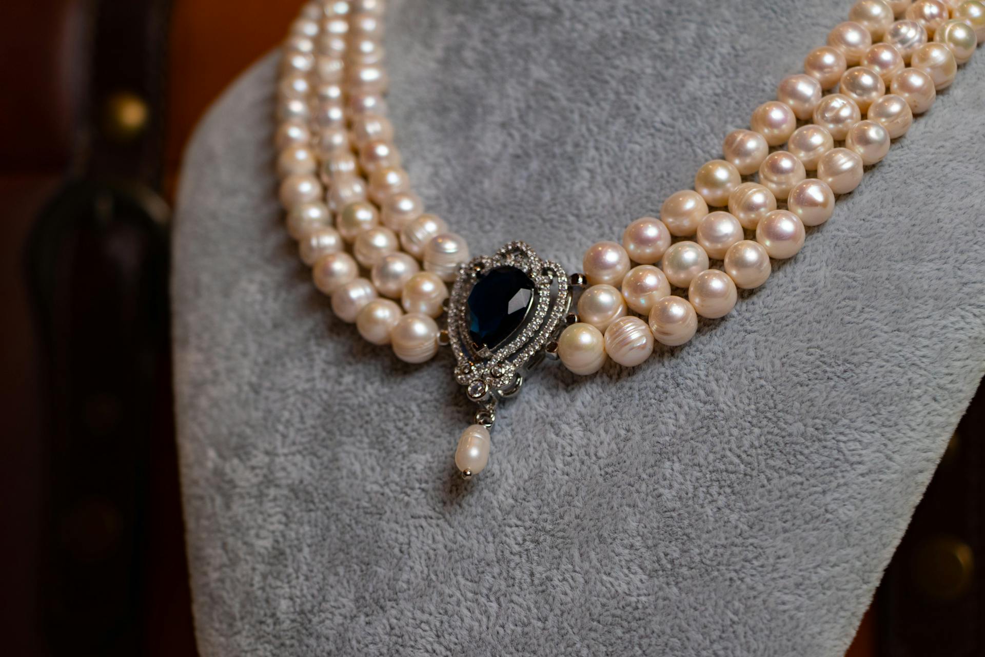 Un collier de perles avec une pierre précieuse sombre | Source : Pexels