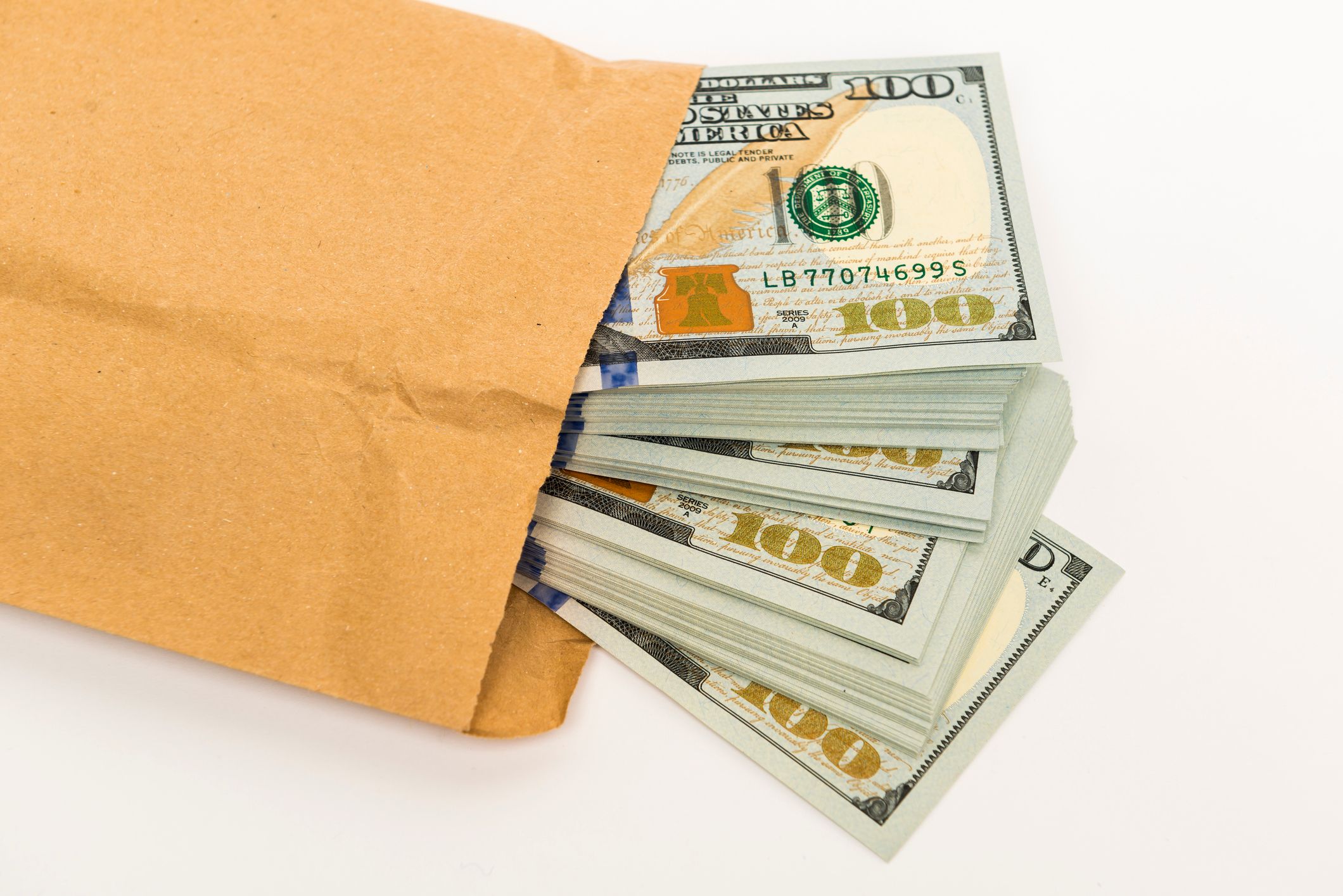 Une enveloppe remplie de billets de banque. | Source : Getty Images