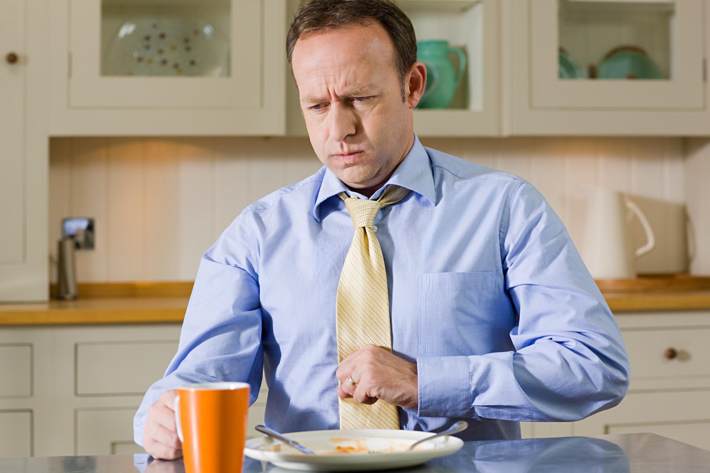 Homme souffrant d'indigestion | Source : Getty Images
