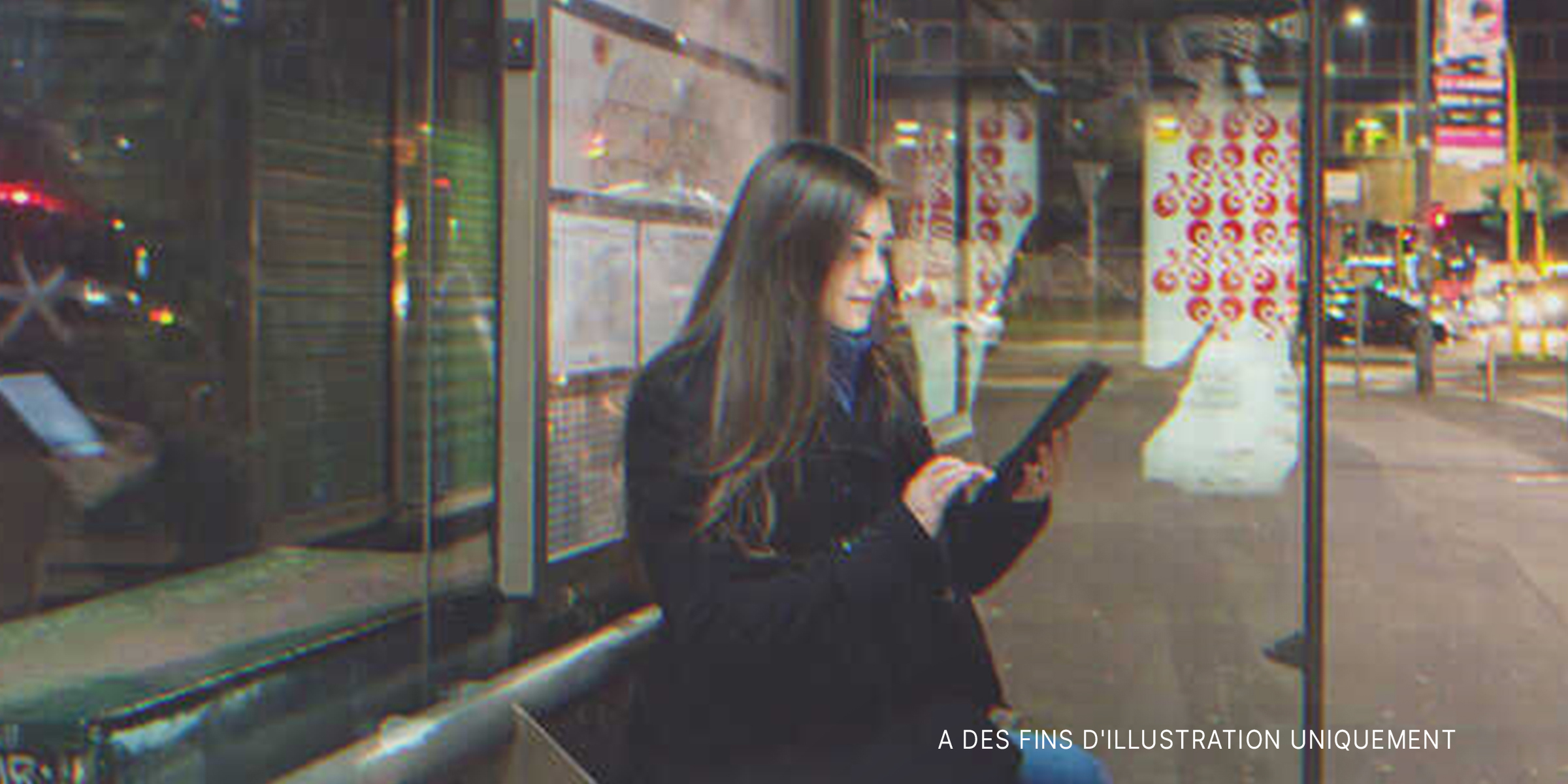 Femme utilisant un appareil électronique. | Source : Shutterstock