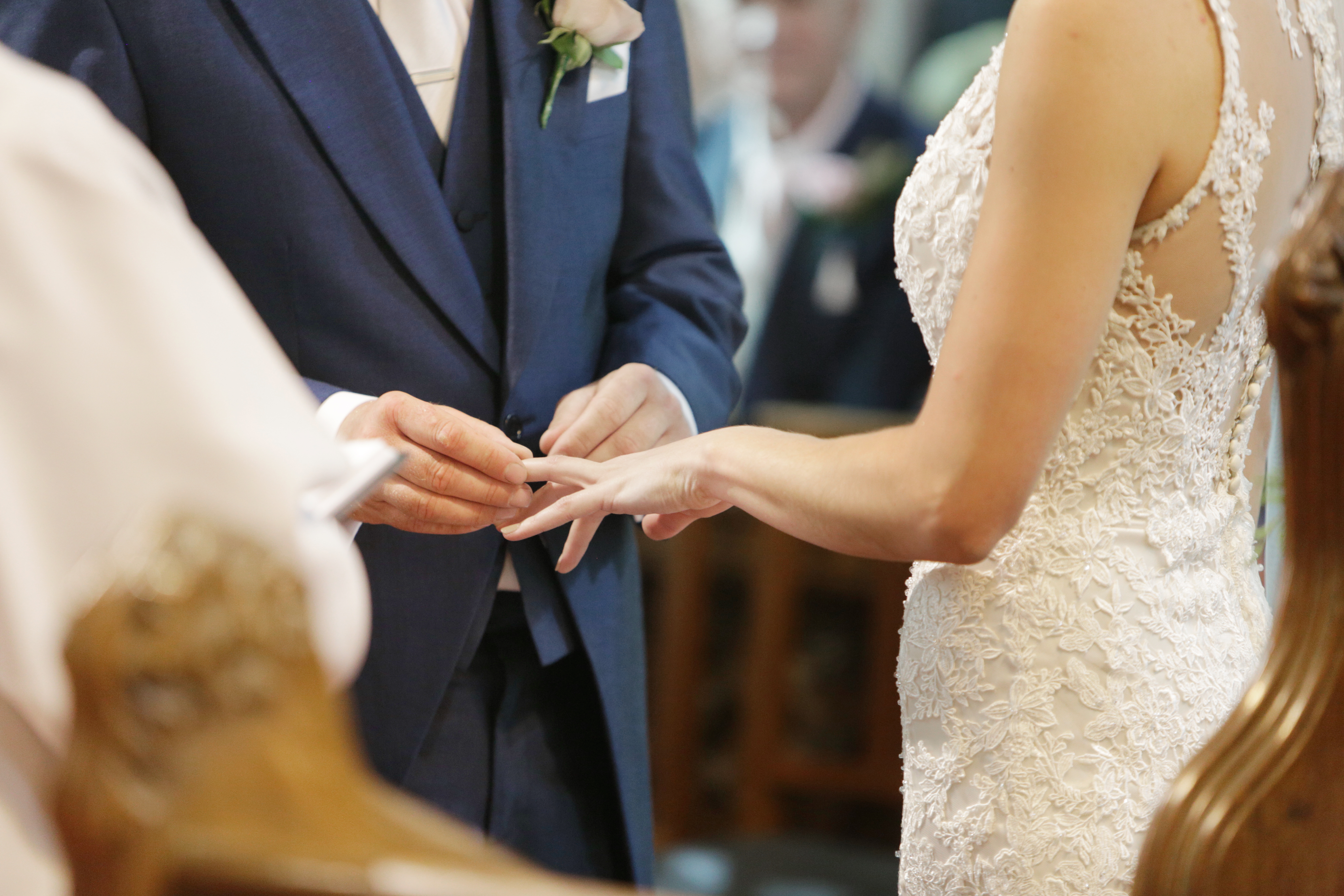 Couple se mariant à l'église | Source : Getty Images