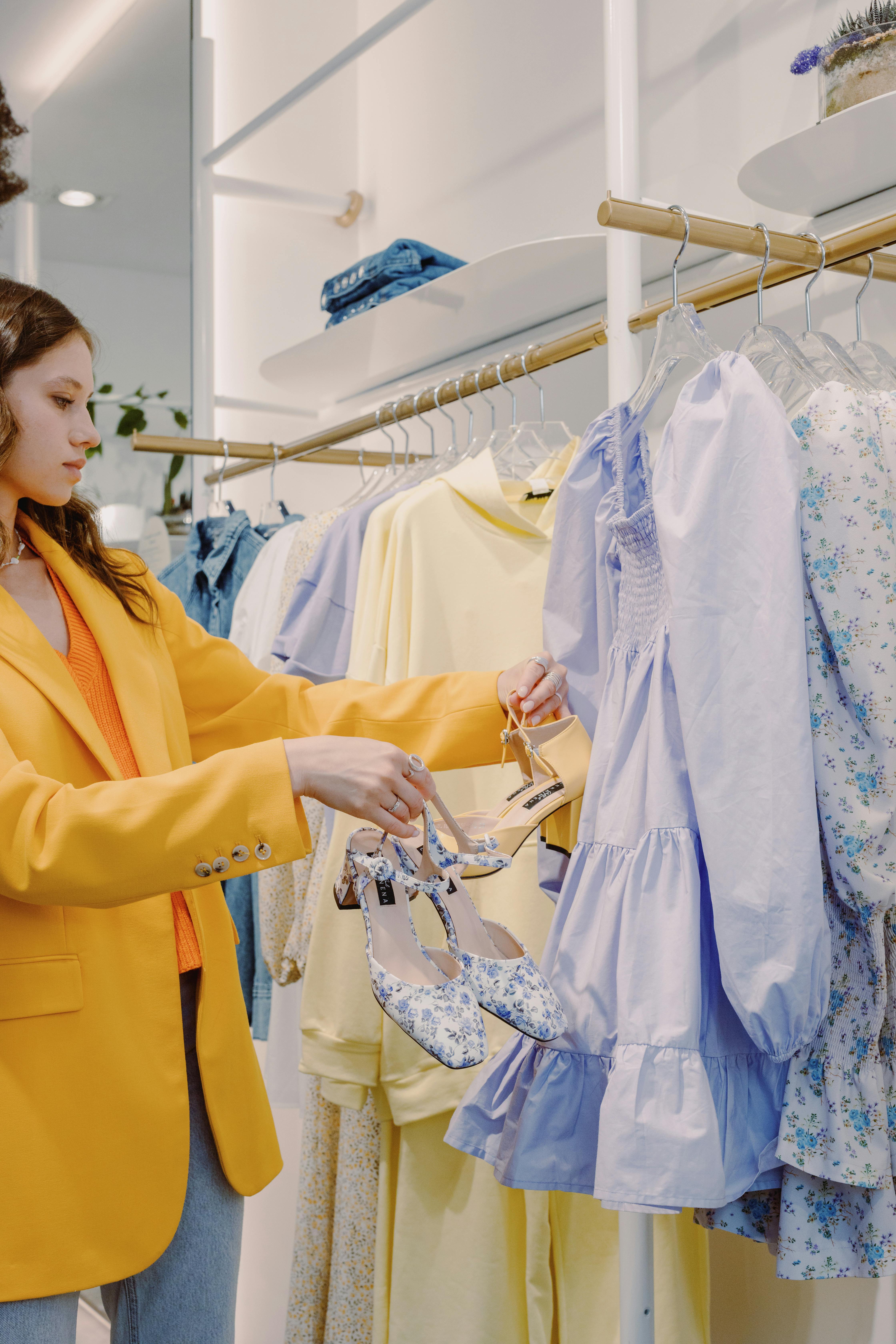 Une femme qui fait du shopping pour des robes et des chaussures | Source : Pexels