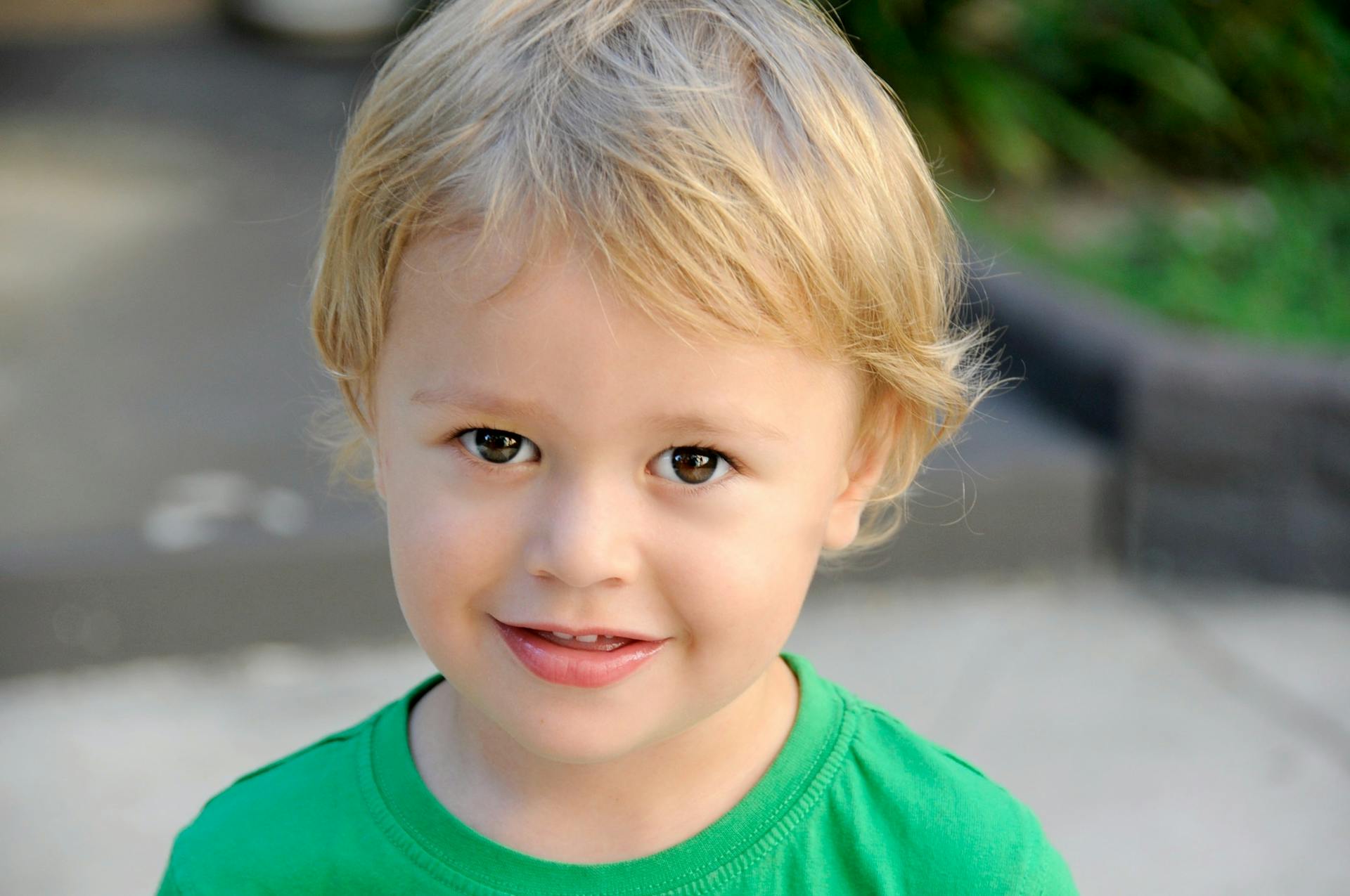 Un petit garçon souriant | Source : Pexels
