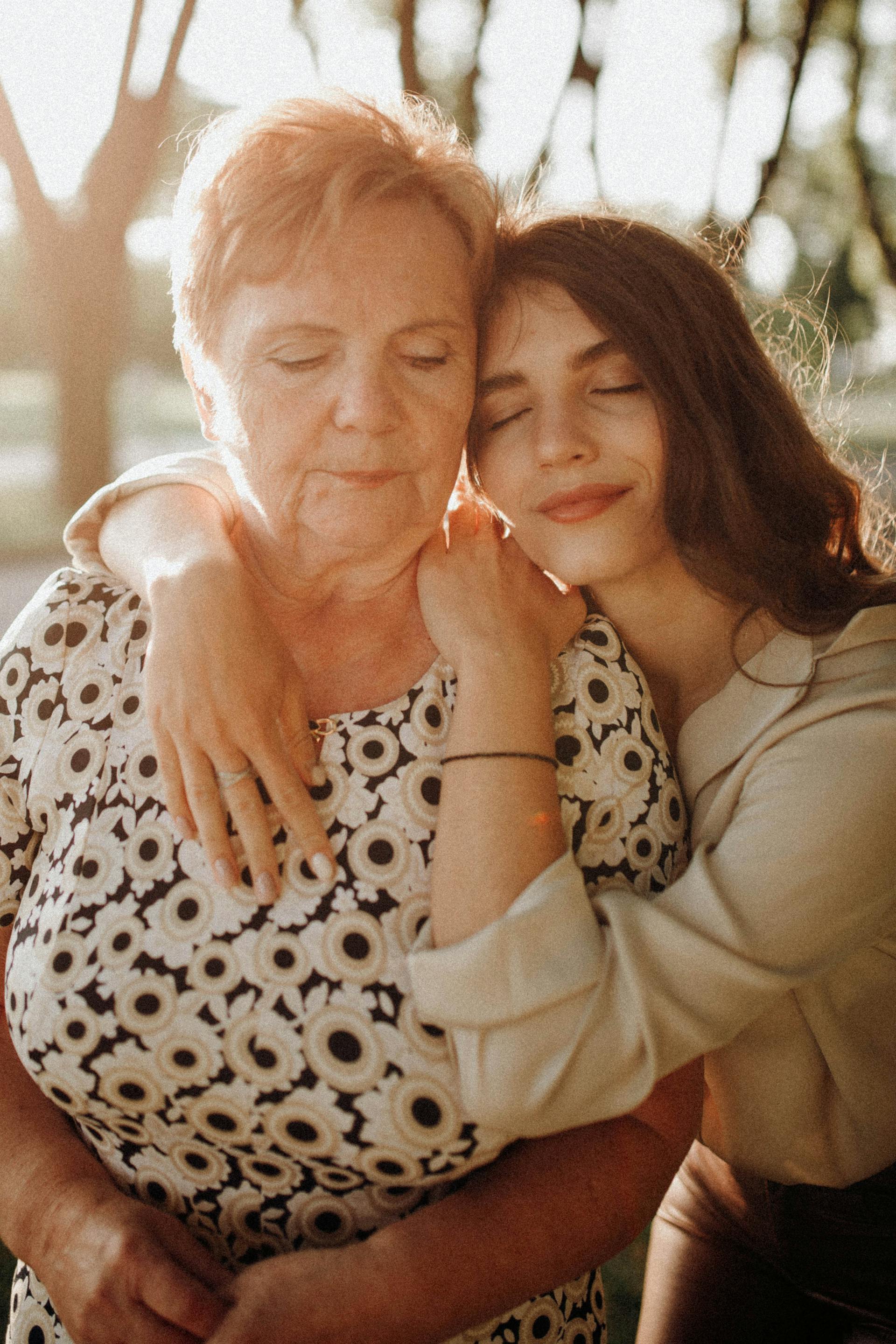 Une fille entourant sa mère de ses bras | Source : Pexels