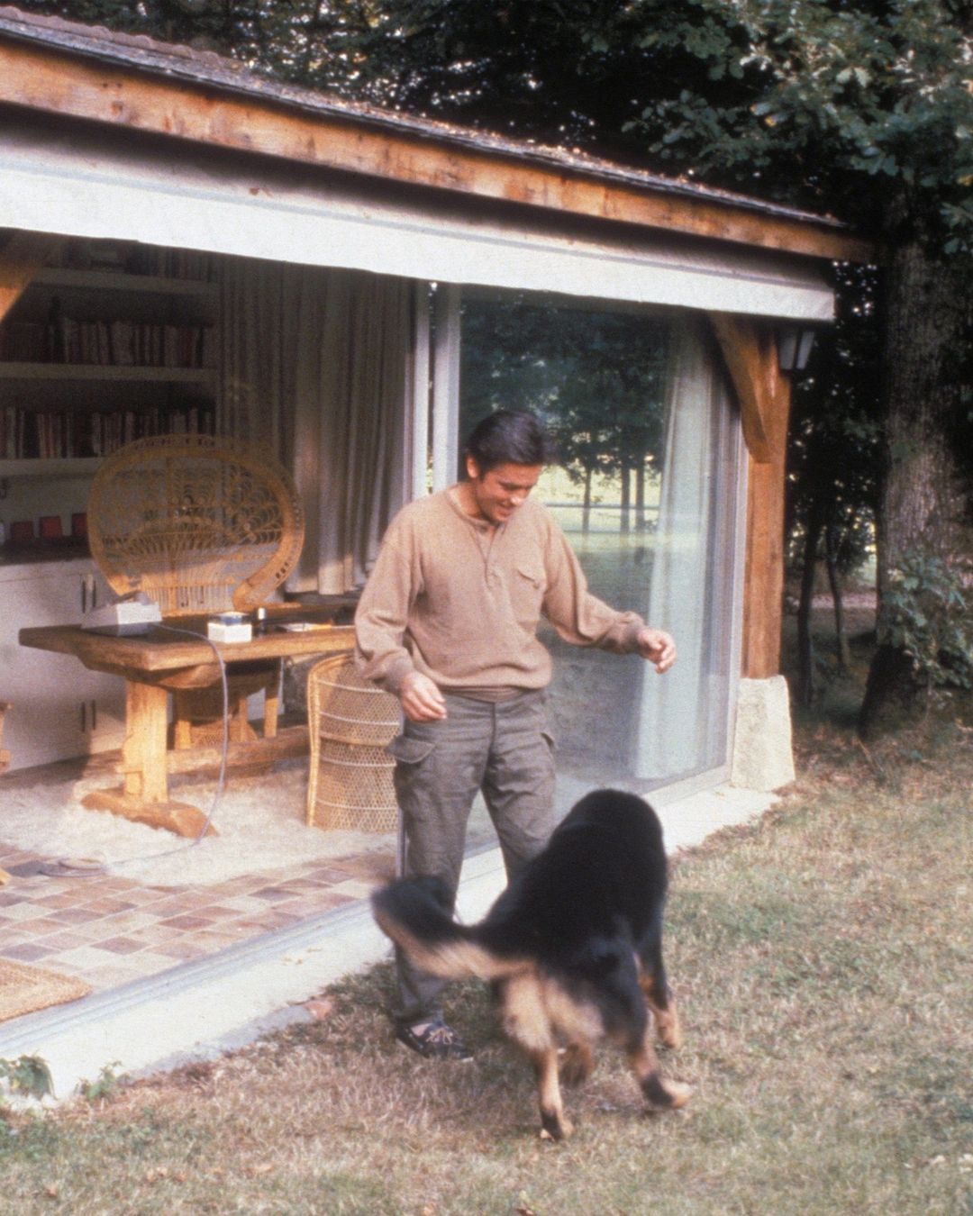 Alain Delon à son domicile La Brulerie, à Douchy, dans le centre de la France d'après un post Instagram daté du, 18 août 2024 | Source : Instagram/vanityfairfrance/