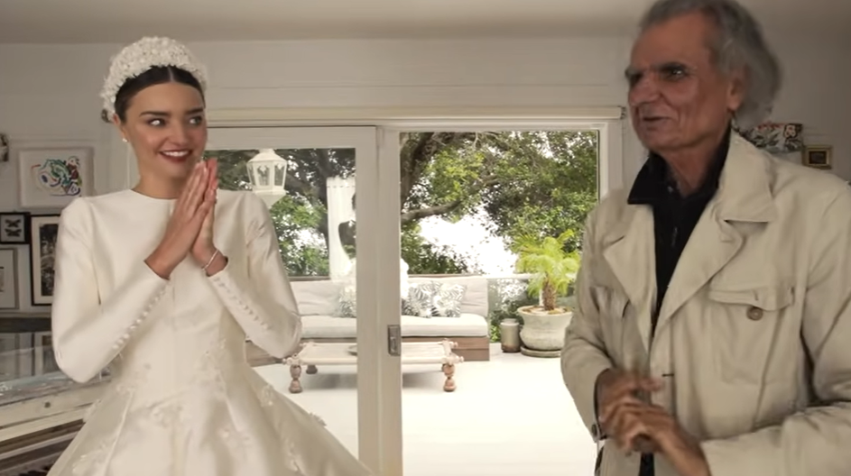 Le mariage de Miranda Kerr et Evan Spiegel dans leur ancienne propriété de Brentwood, en Californie, d'après une vidéo datée du 16 juillet 2017 | Source : YouTube/@Vogue