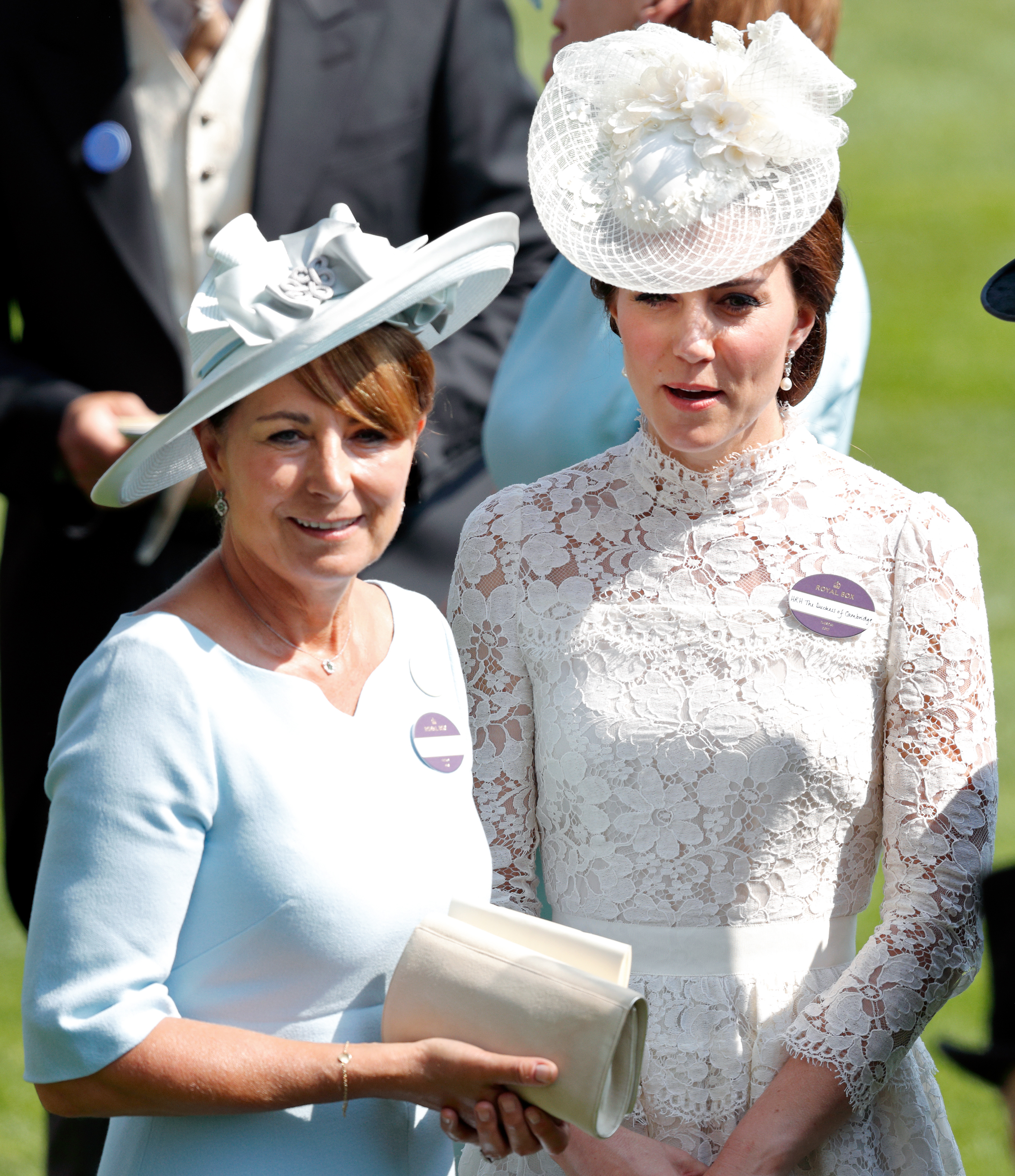 Carole Middleton et Kate Middleton, princesse de Galles, assistent à la première journée du Royal Ascot à l'hippodrome d'Ascot en Angleterre, le 20 juin 2017. | Source : Getty Images