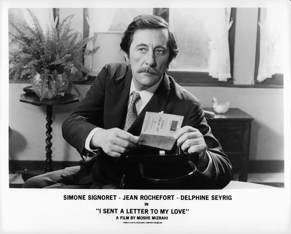 Jean Rochefort ouvrant le morceau de papier dans une scène du film «J'ai envoyé une lettre à mon amour», 1980. | Photo : Getty Images