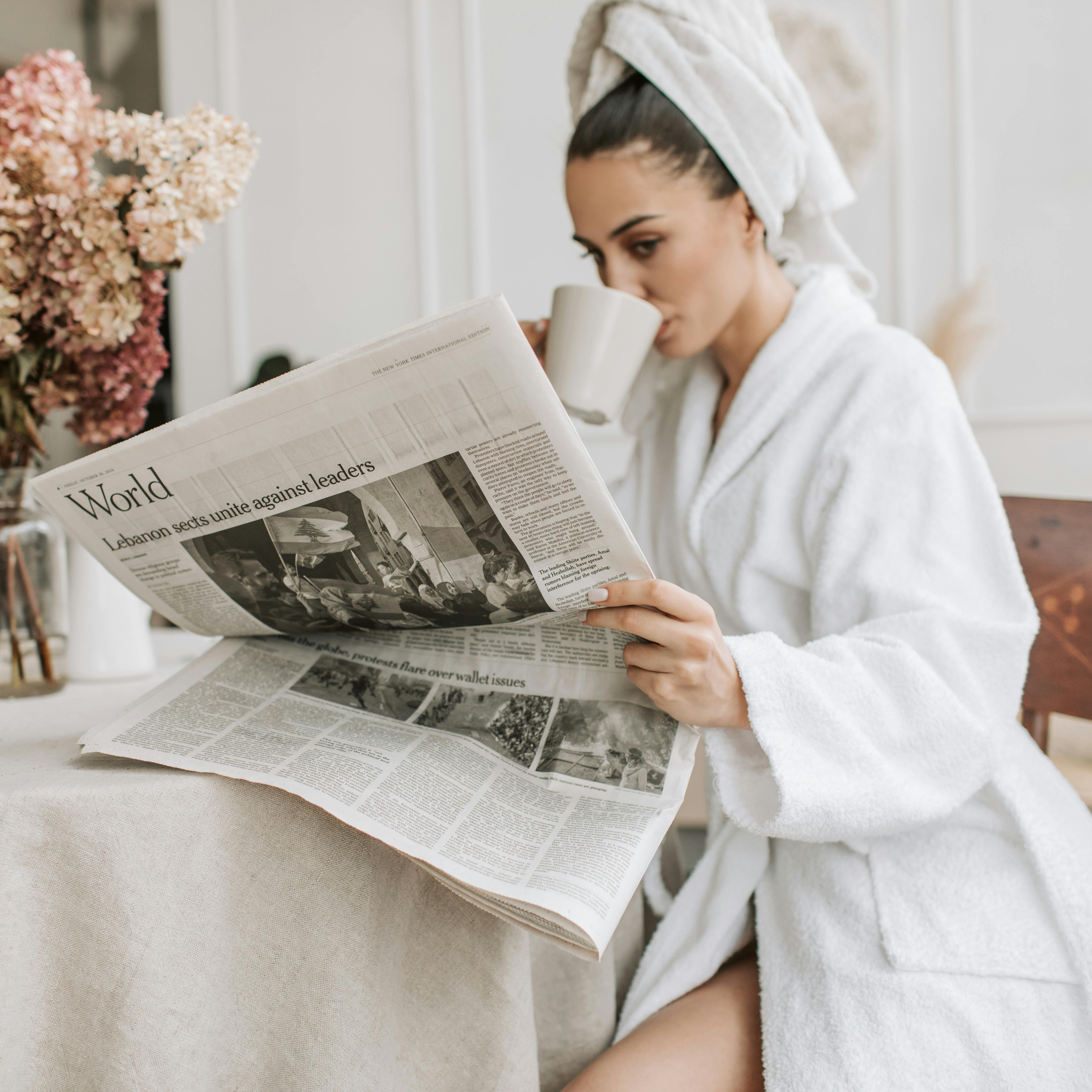 Une femme en peignoir buvant un café | Source : Pexels