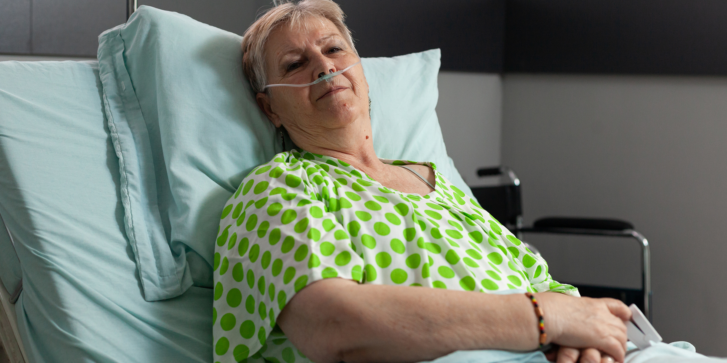 Une femme dans un lit d'hôpital | Source : Freepik