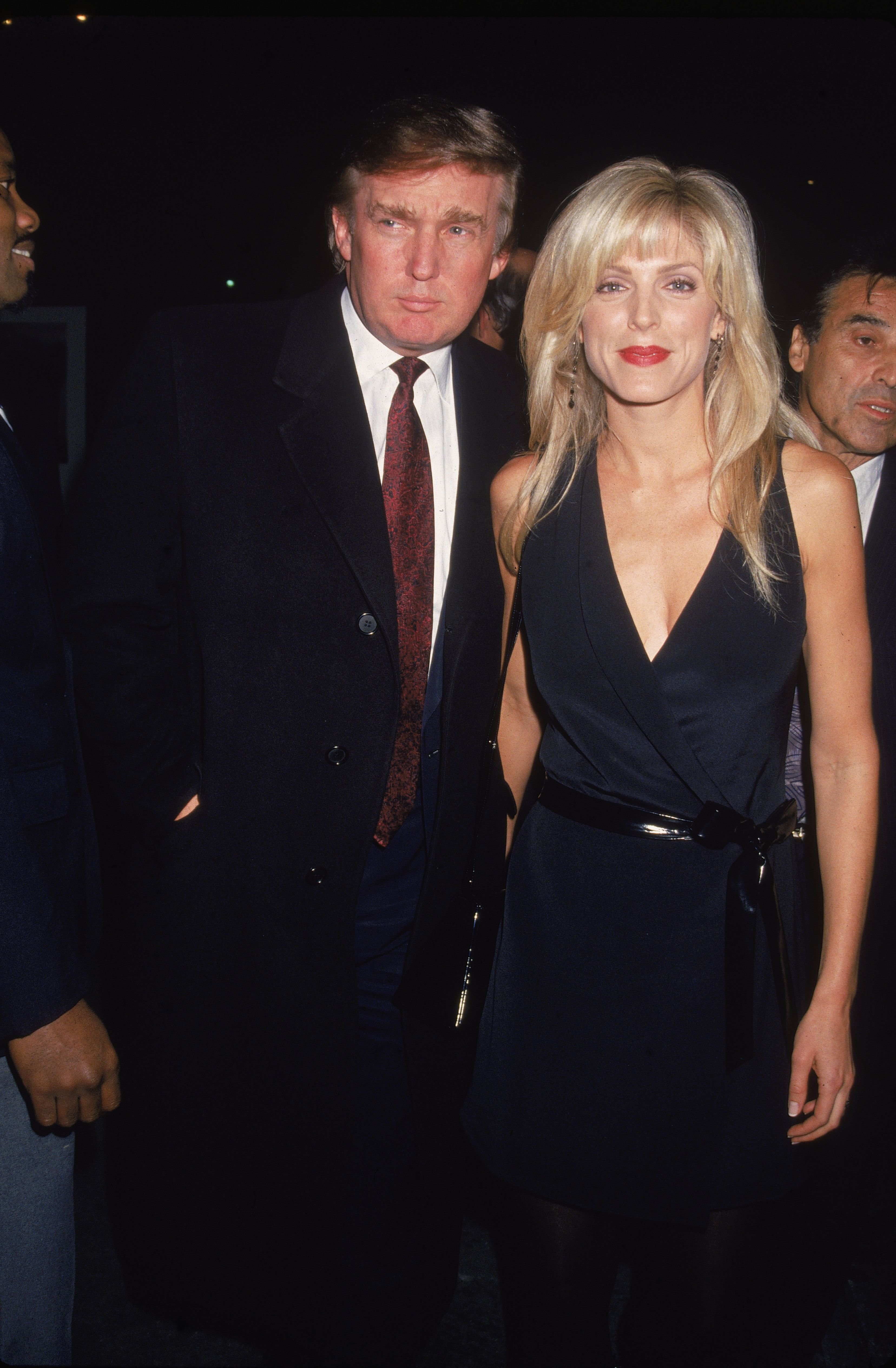 Donald Trump et Marla Maples assistent à la première du film, «Nell», New York, mai 1994. | Photo : Getty Images