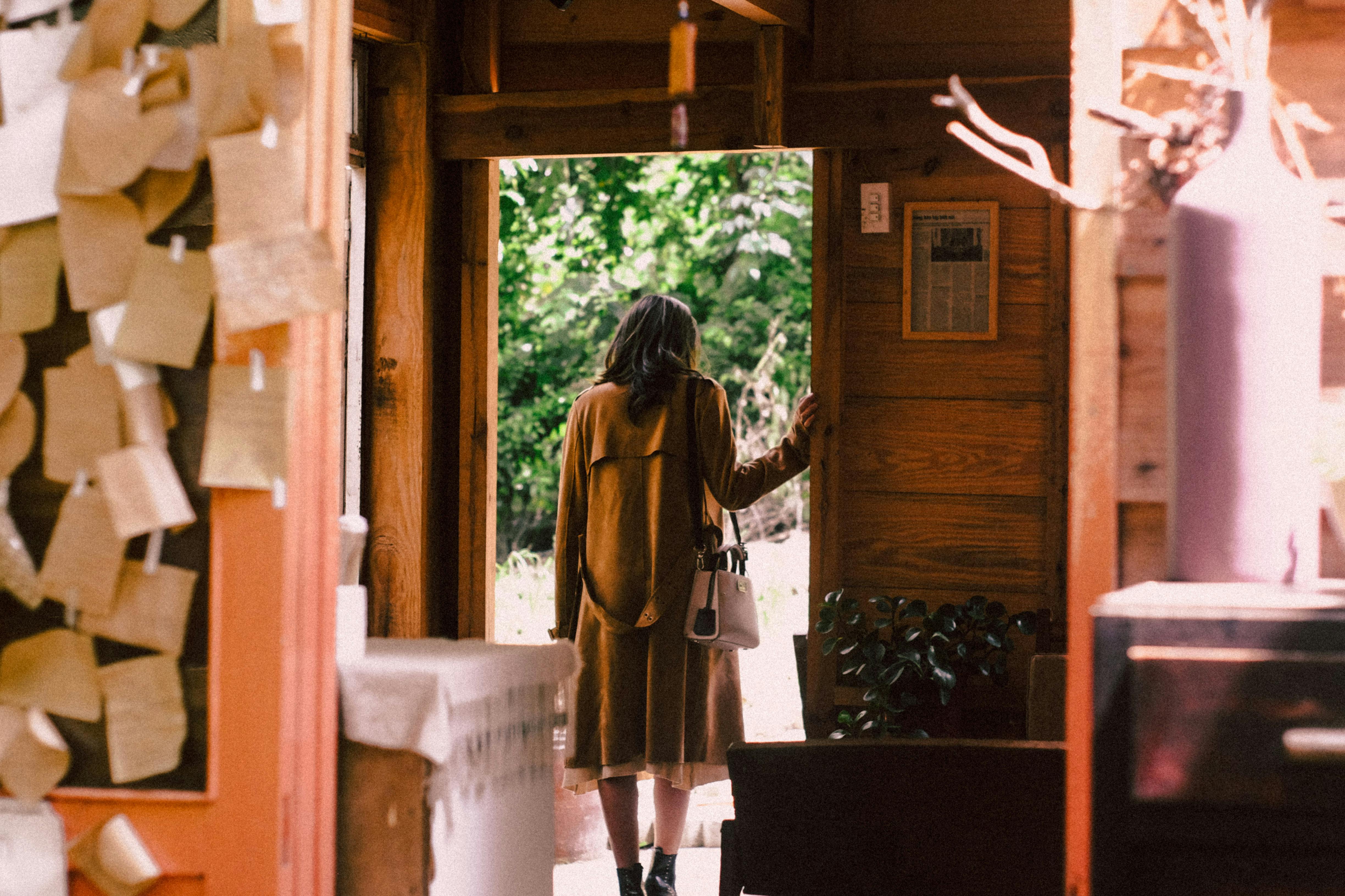 Une femme debout près d'une porte ouverte | Source : Pexels
