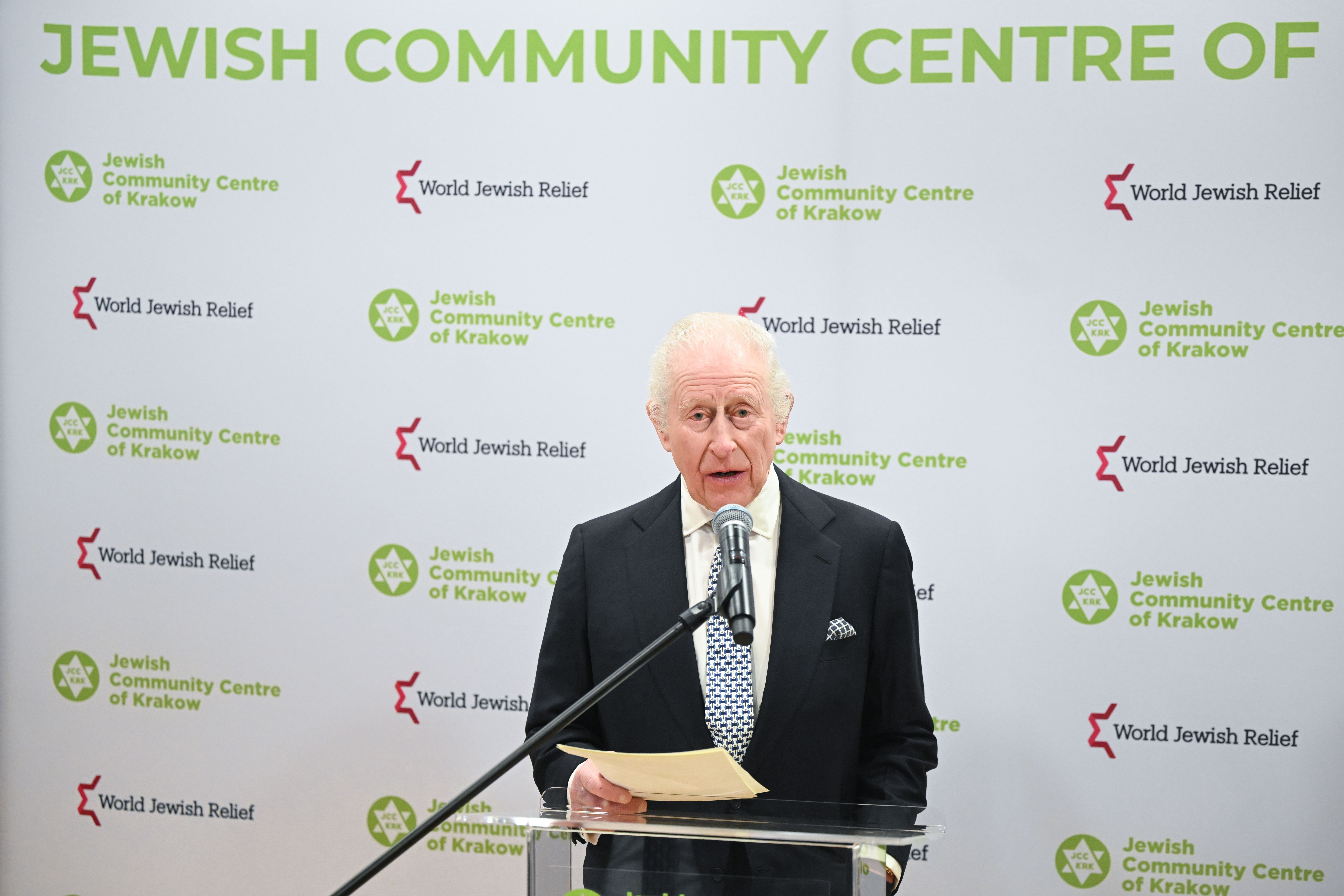 Le roi Charles III s'adresse à un public de membres de la communauté et de sympathisants du centre lors de sa visite au centre communautaire juif | Source : Getty Images