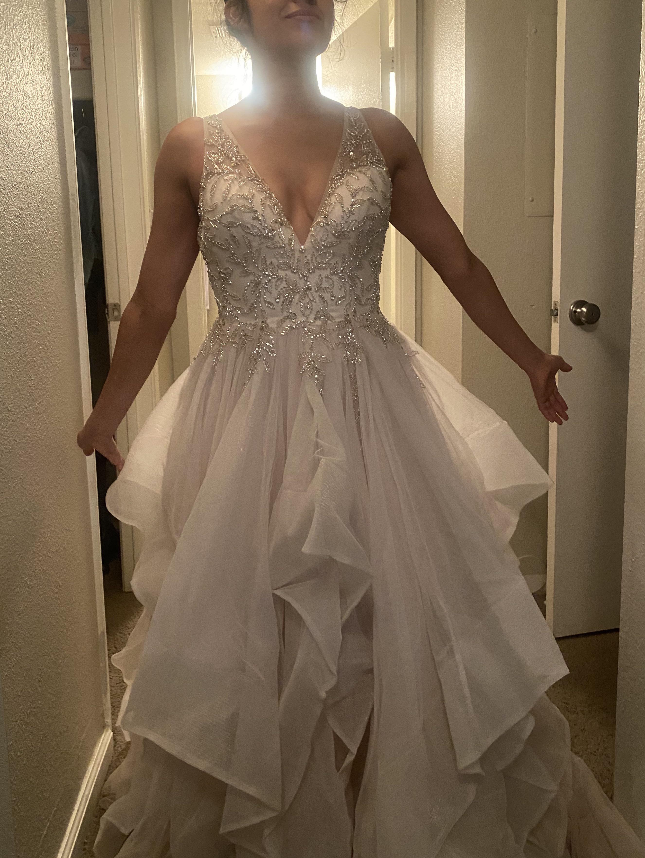 La robe de mariée d'une utilisatrice de Reddit téléchargée sur la plateforme le 22 août 2020 | Source : Reddit/ThriftStoreHauls