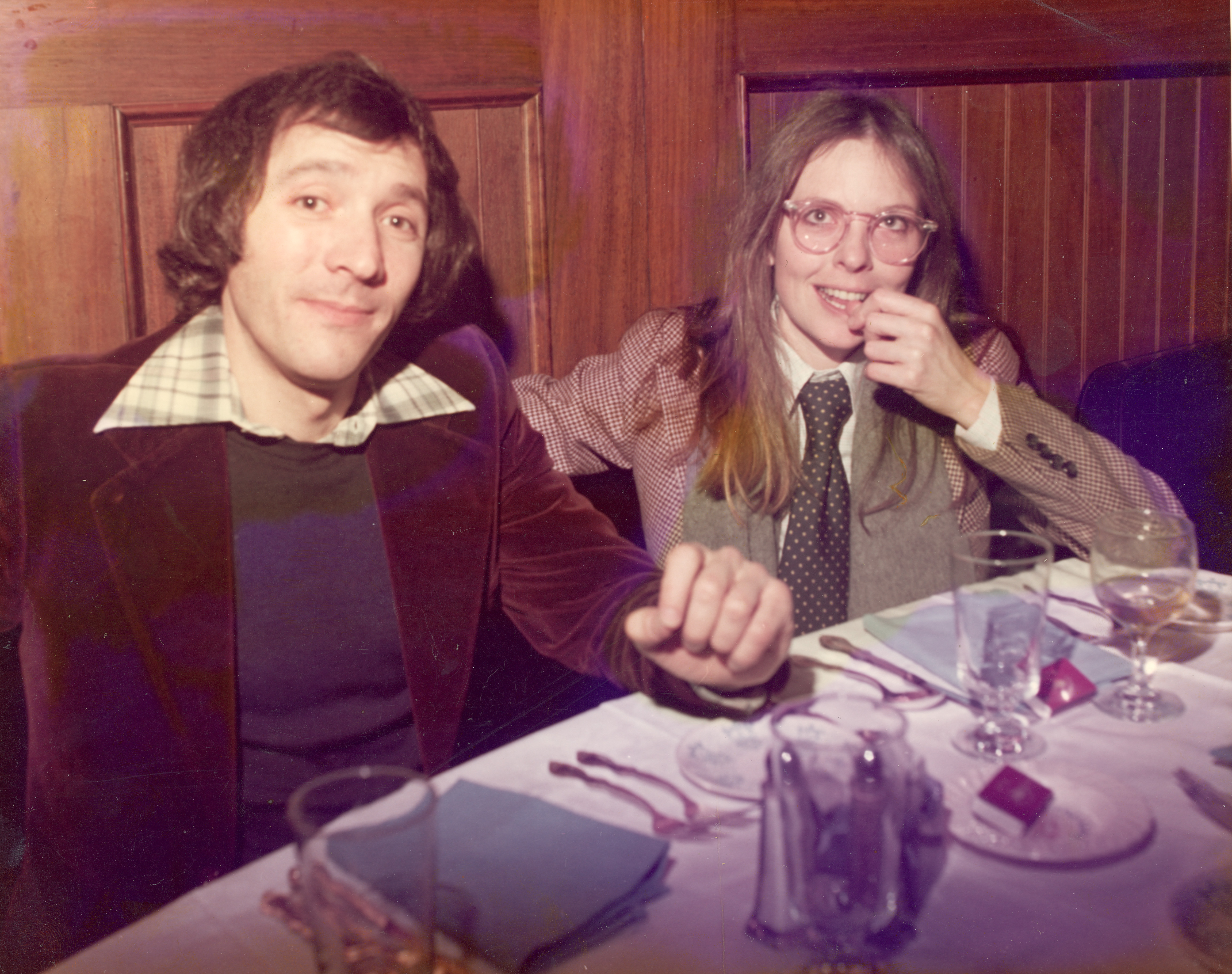 Diane Keaton et un homme non identifié sont assis à une table dans un restaurant, vers 1980. | Source : Getty Images