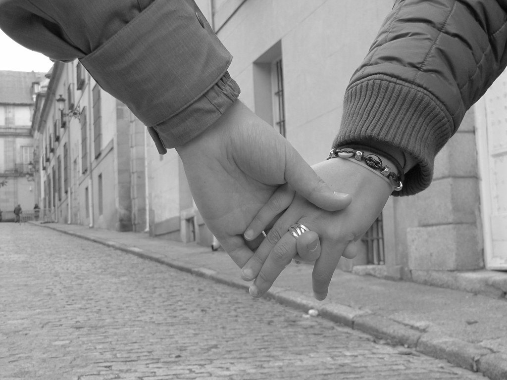 Les mains entrelacées. | Photo : Flickr