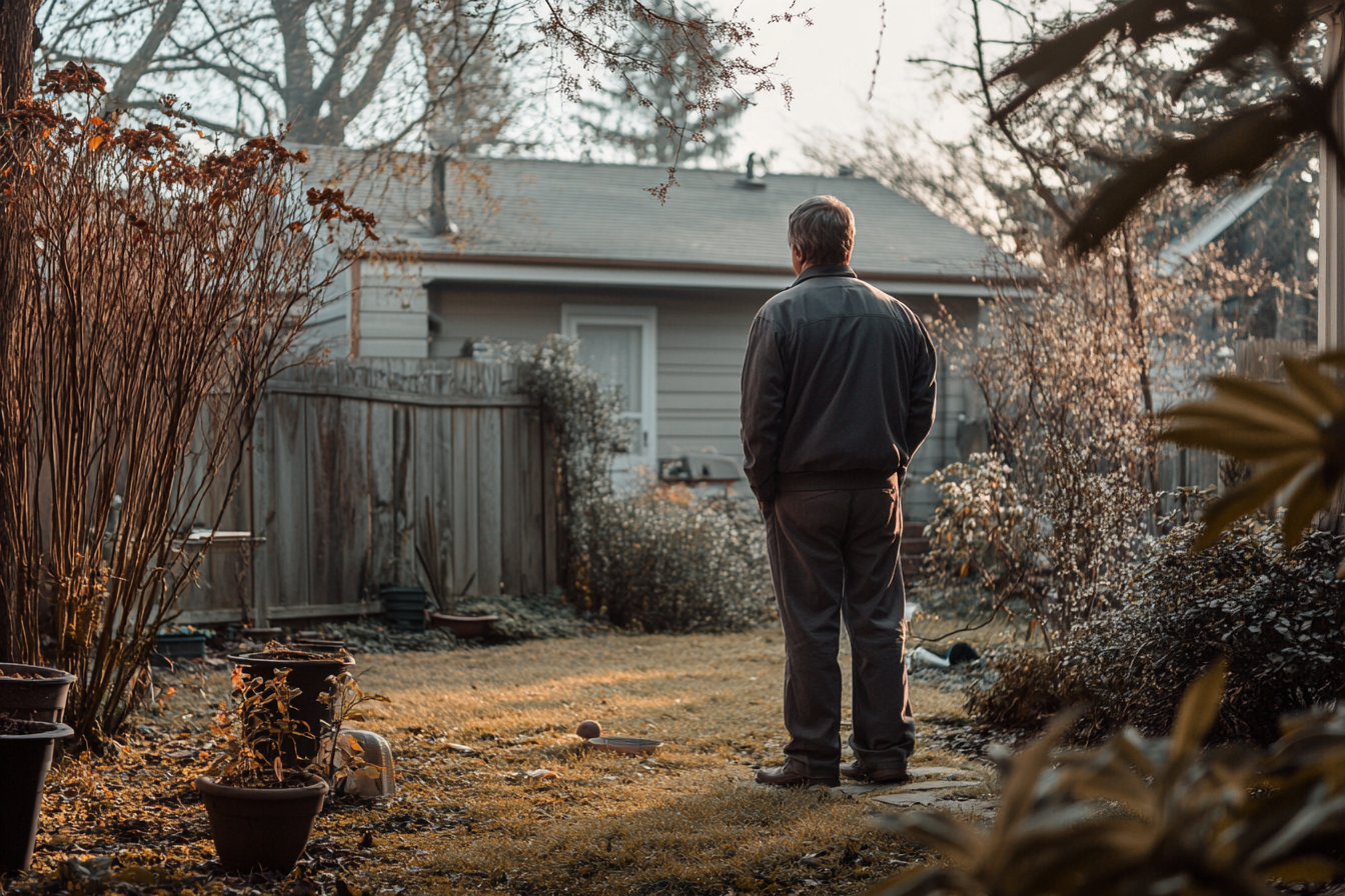 Un homme debout dans une arrière-cour | Source : Midjourney