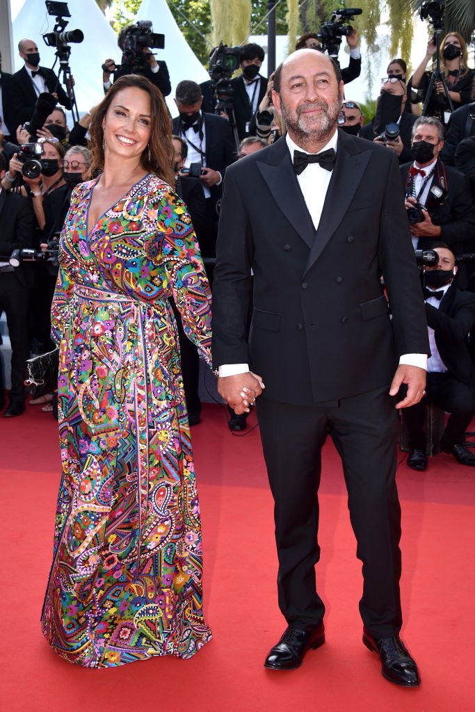 Julia Vignali et Kad Merad assistent à la projection finale de "OSS 117 : Alerte rouge en Afrique noire" et à la cérémonie de clôture du 74e Festival de Cannes le 17 juillet 2021 à Cannes, France. І Source : Getty Images