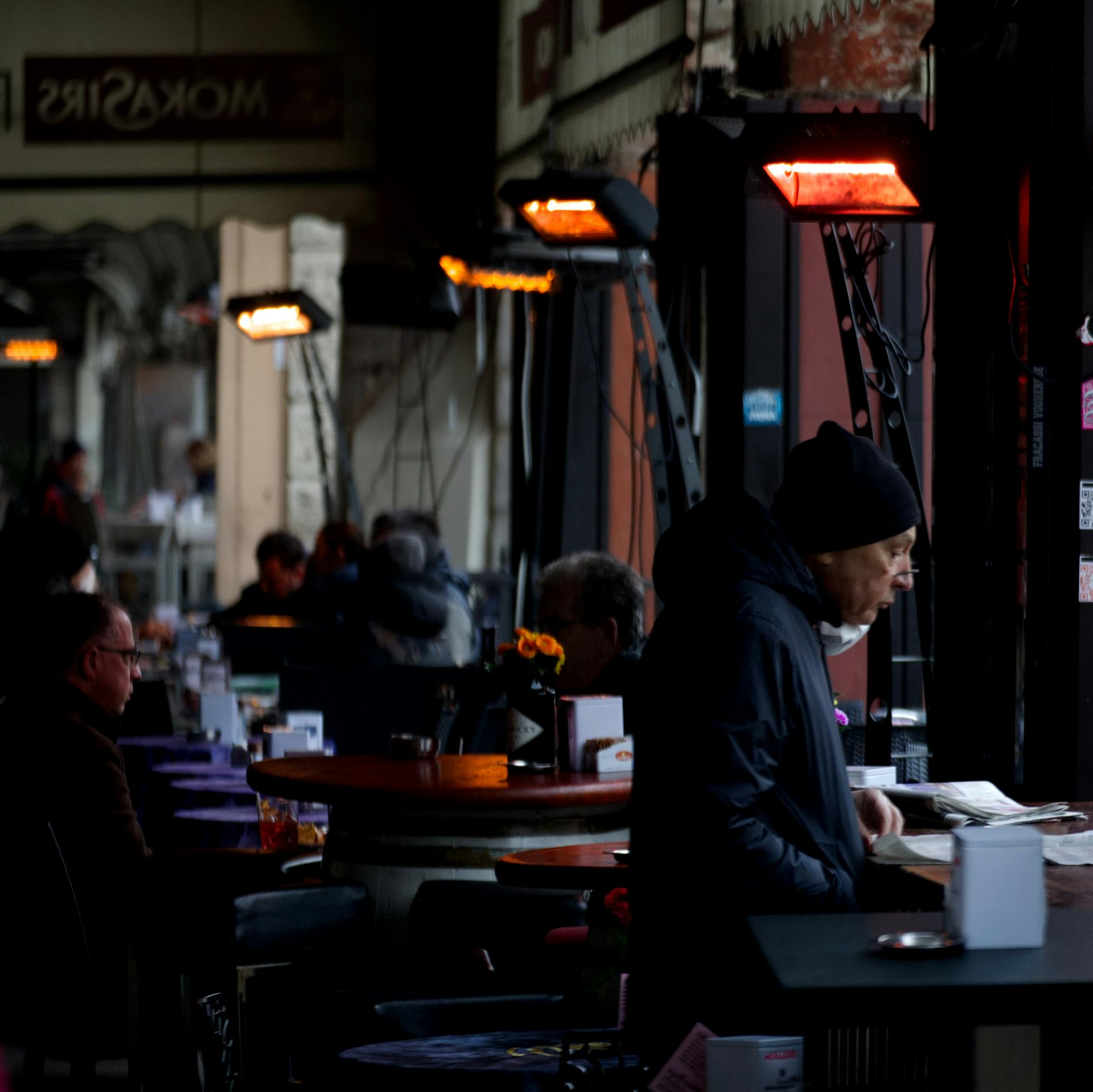 Des gens dans un café | Source : Midjourney