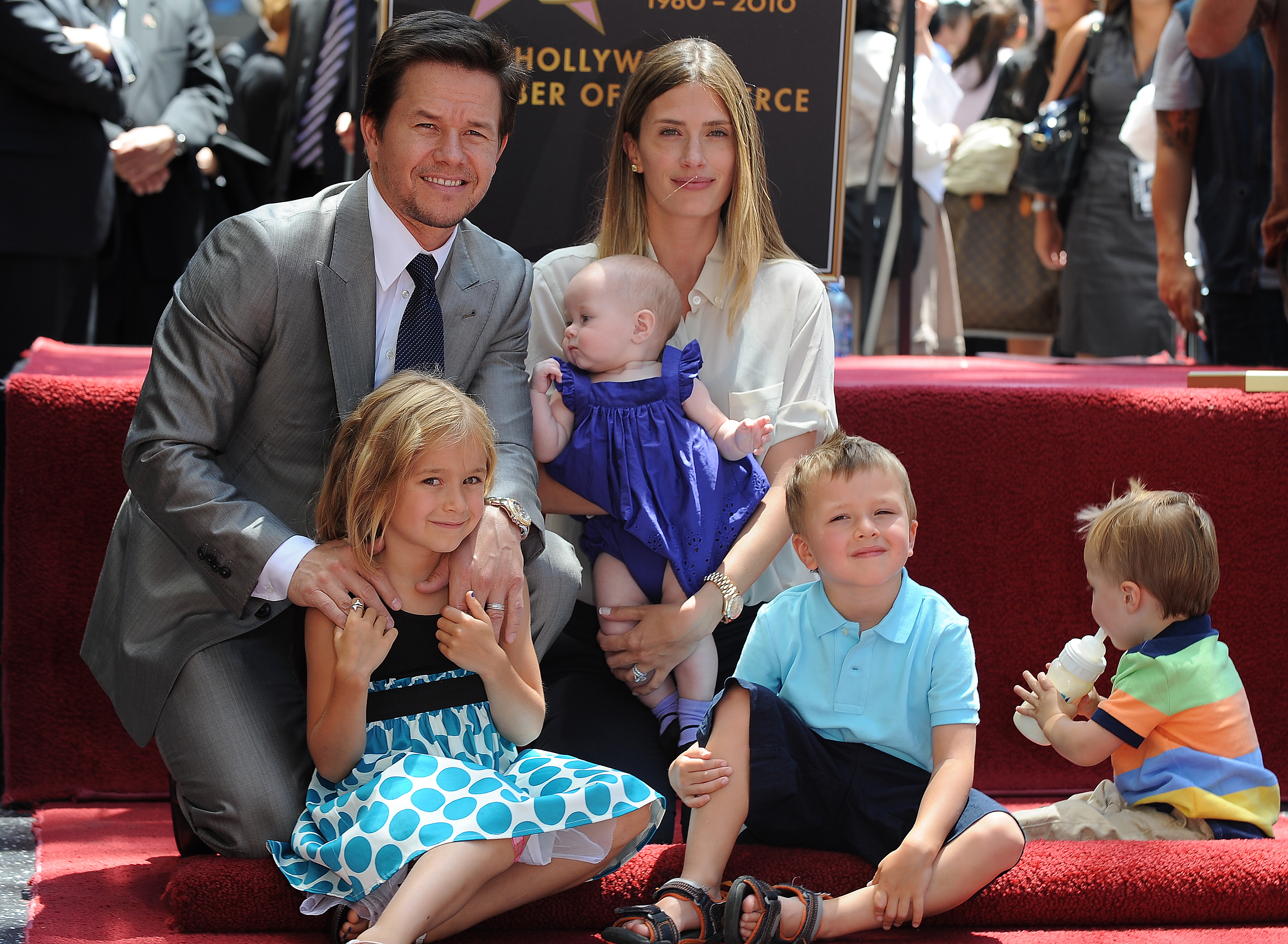 Mark Wahlberg, accompagné de sa femme Rhea Durham et de leurs enfants Ella, Michael, Brendan et Grace, participe fièrement à la cérémonie de remise de l'étoile de Wahlberg sur le Hollywood Walk of Fame, un moment mémorable le 29 juillet 2010, à Hollywood, en Californie | Source : Getty Images