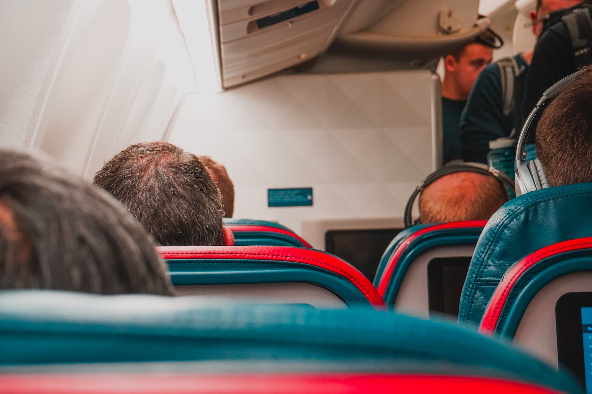 Gente sentada en un avión | Fuente: Pexels