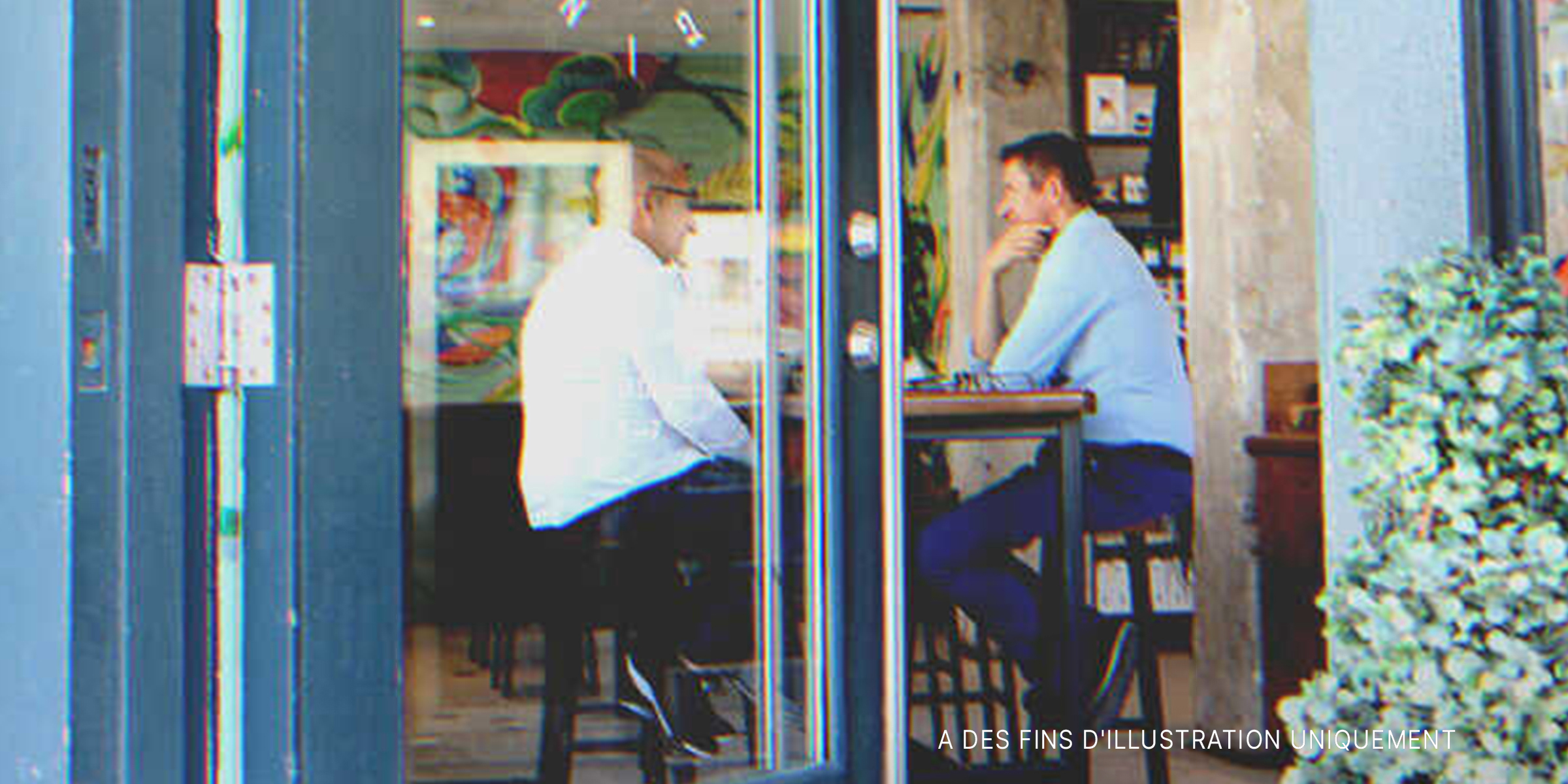 Deux hommes dans un restaurant | Source : Shutterstock