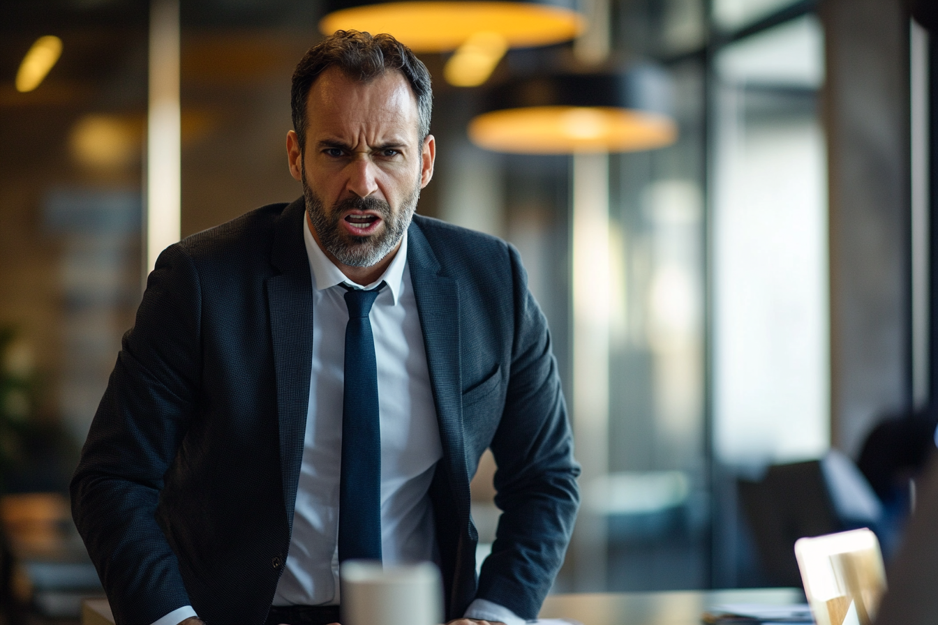 Un homme qui parle avec colère dans une salle de conférence | Source : Midjourney