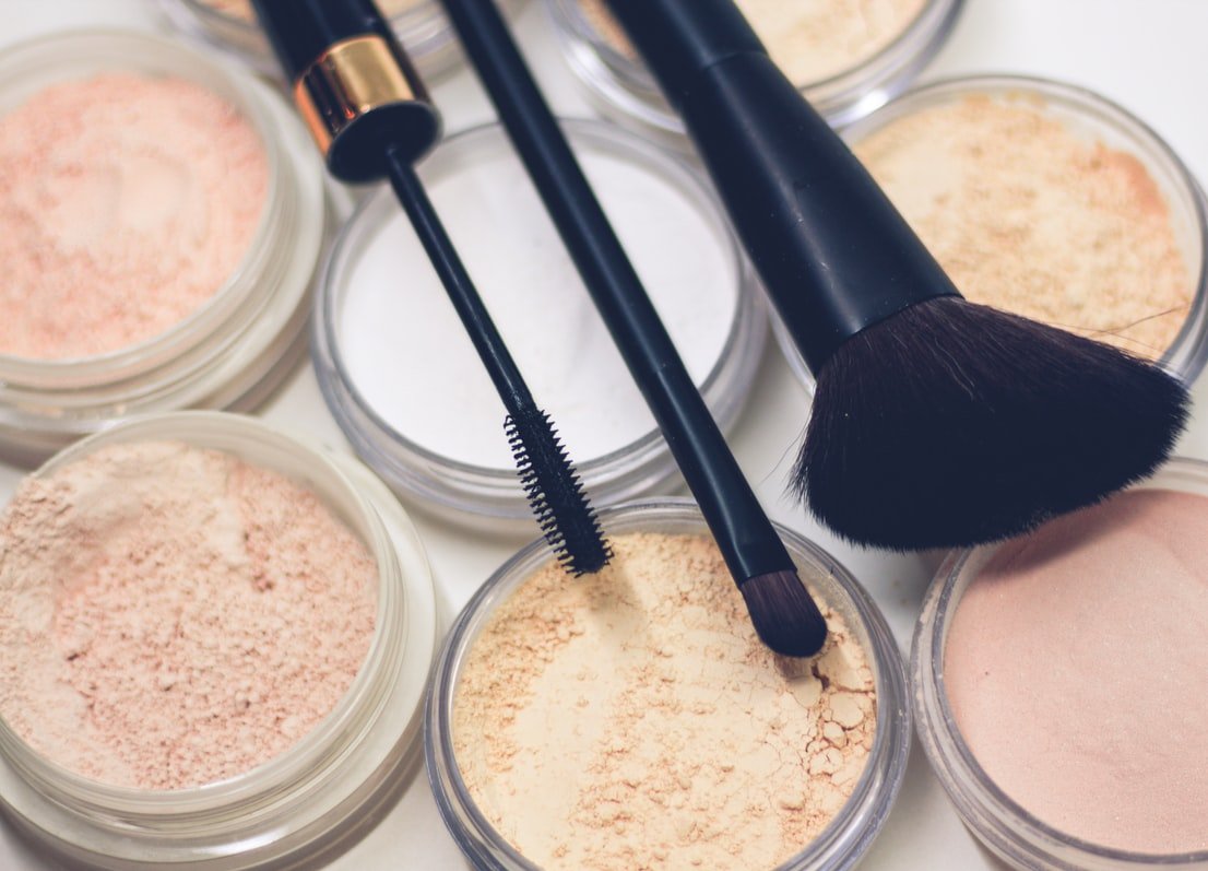 Différents outils de maquillage. l Source : Unsplash