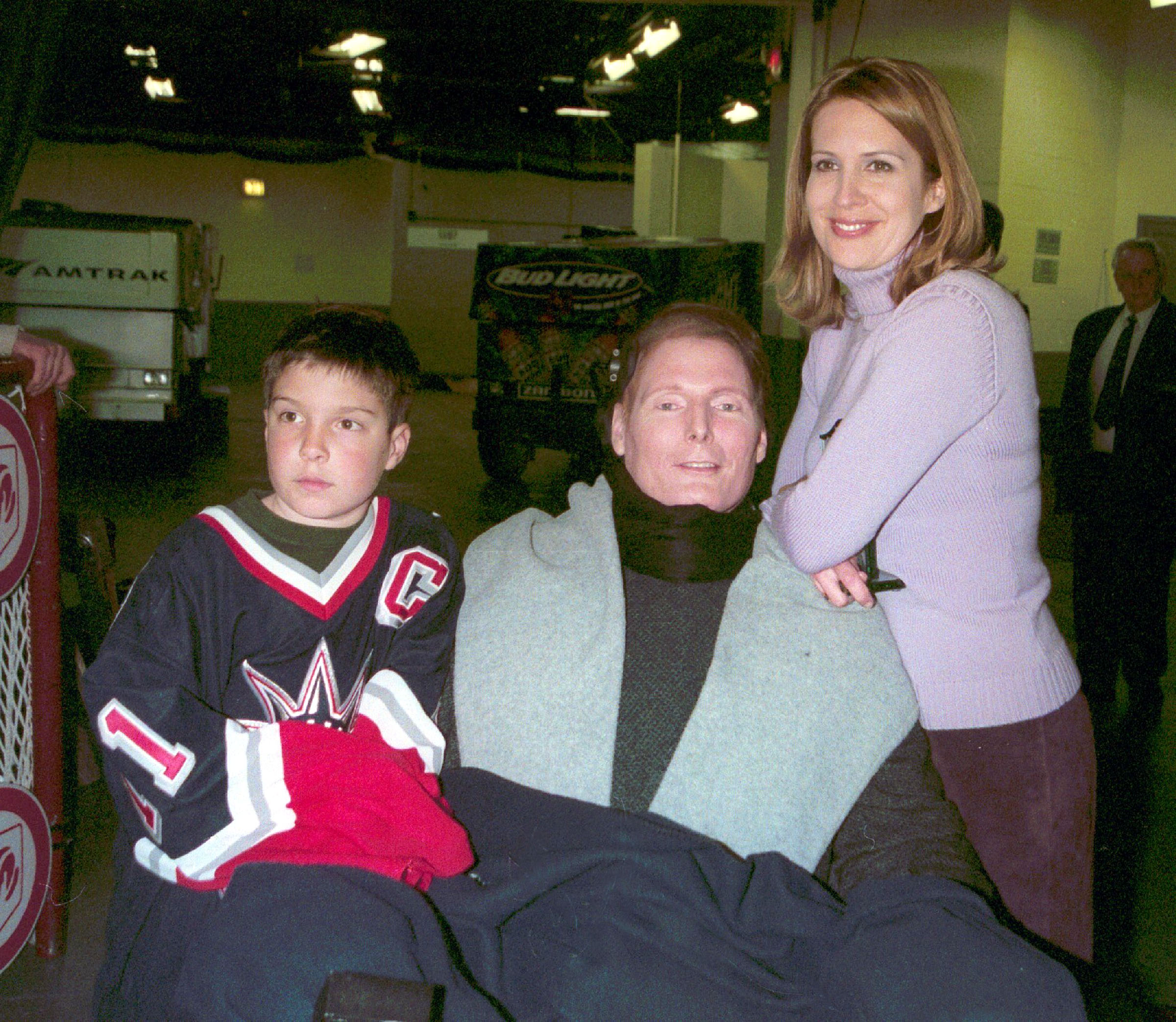Donna Reeve, son mari Christopher Reeve et leur fils Will assistent à "SuperSkate 2001" le 7 janvier 2001 au Madison Square Garden à New York City | Source : Getty Images