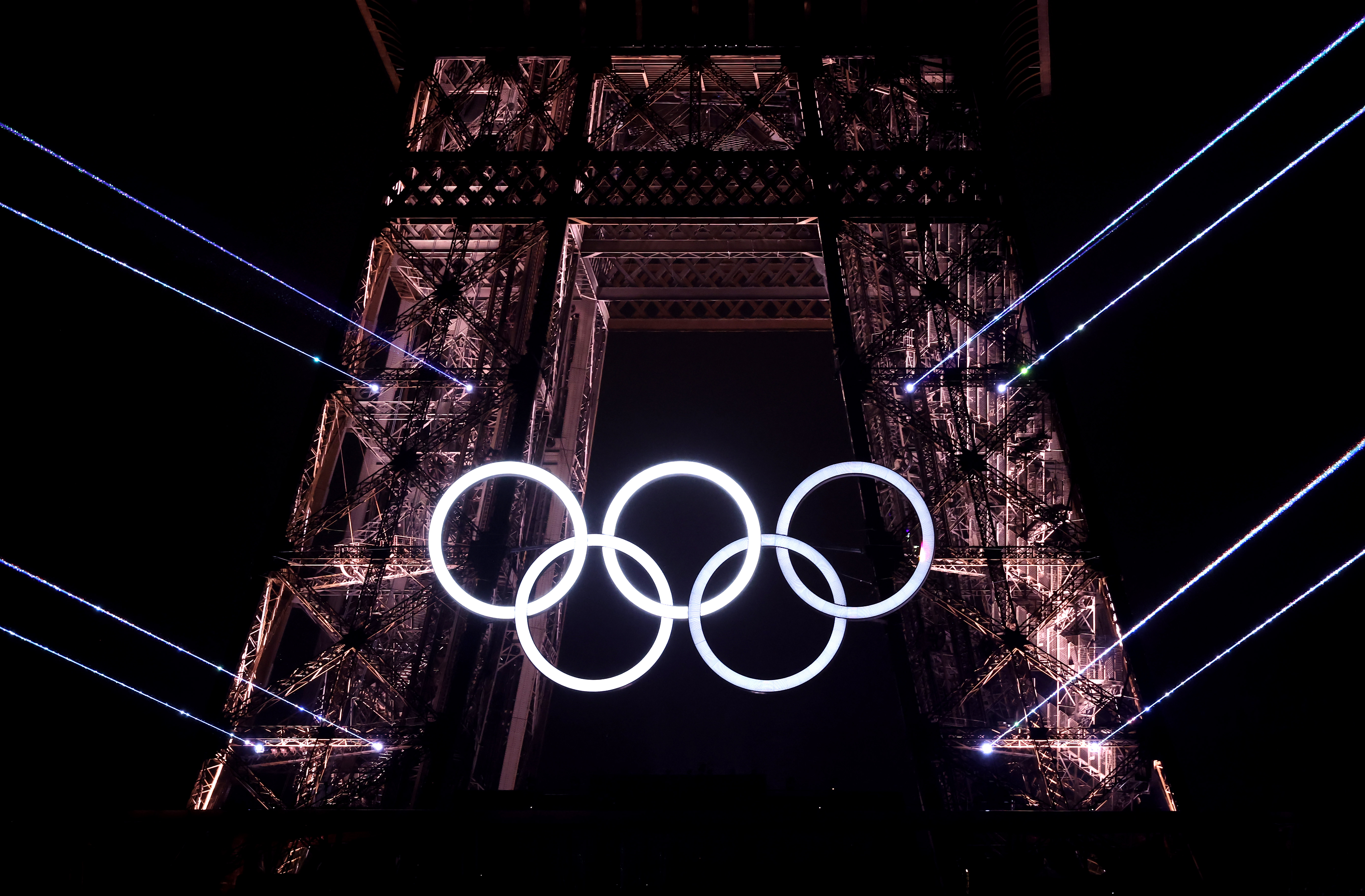 Un spectacle de lumière présentant les anneaux olympiques avec en toile de fond la Tour Eiffel lors de la cérémonie d'ouverture des Jeux olympiques de 2024 sur la place du Trocadéro, le 26 juillet 2024, à Paris, en France | Source : Getty Images